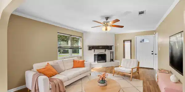 Image 3: Living Room