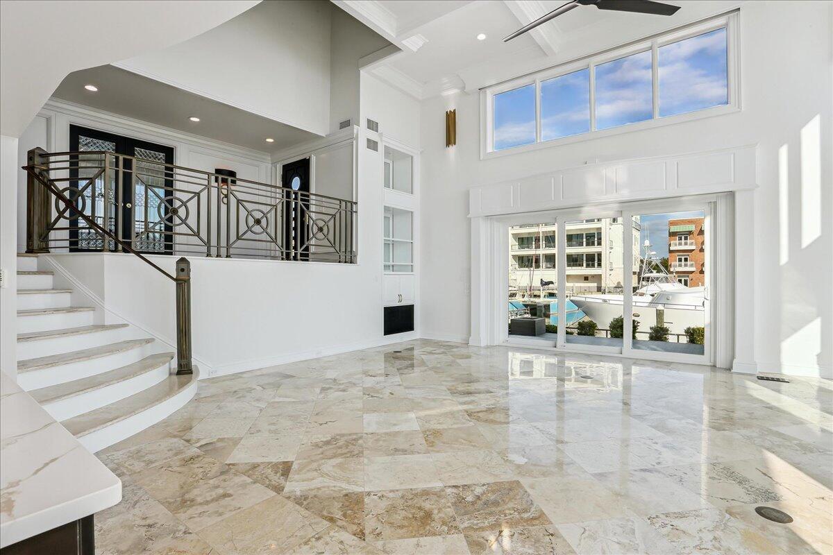 Image 2: 18-1 Port Royal Way-10