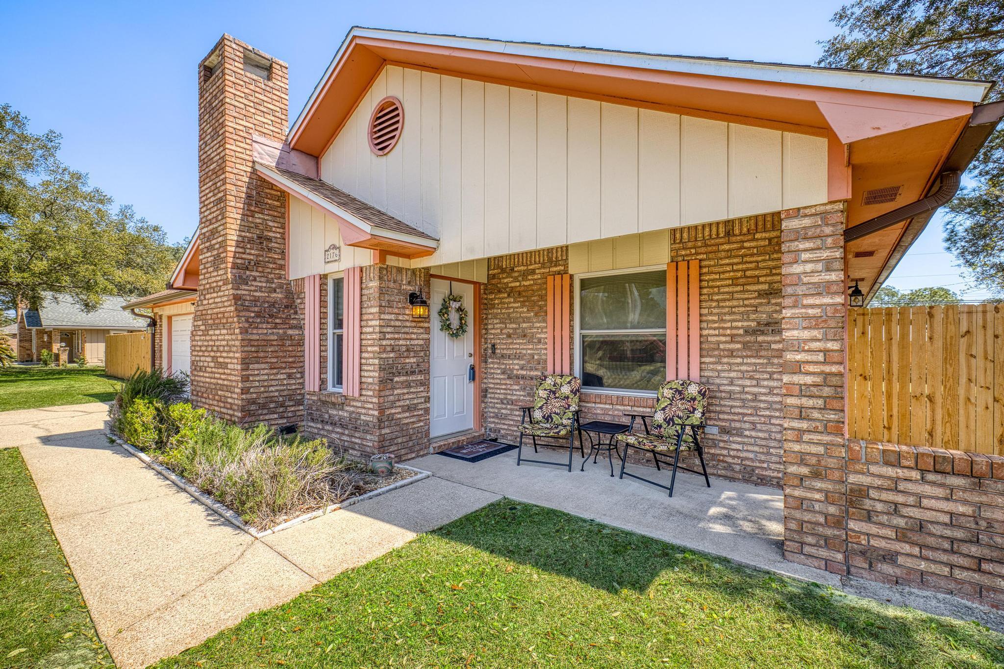 Image 2: Front of Home Close 2