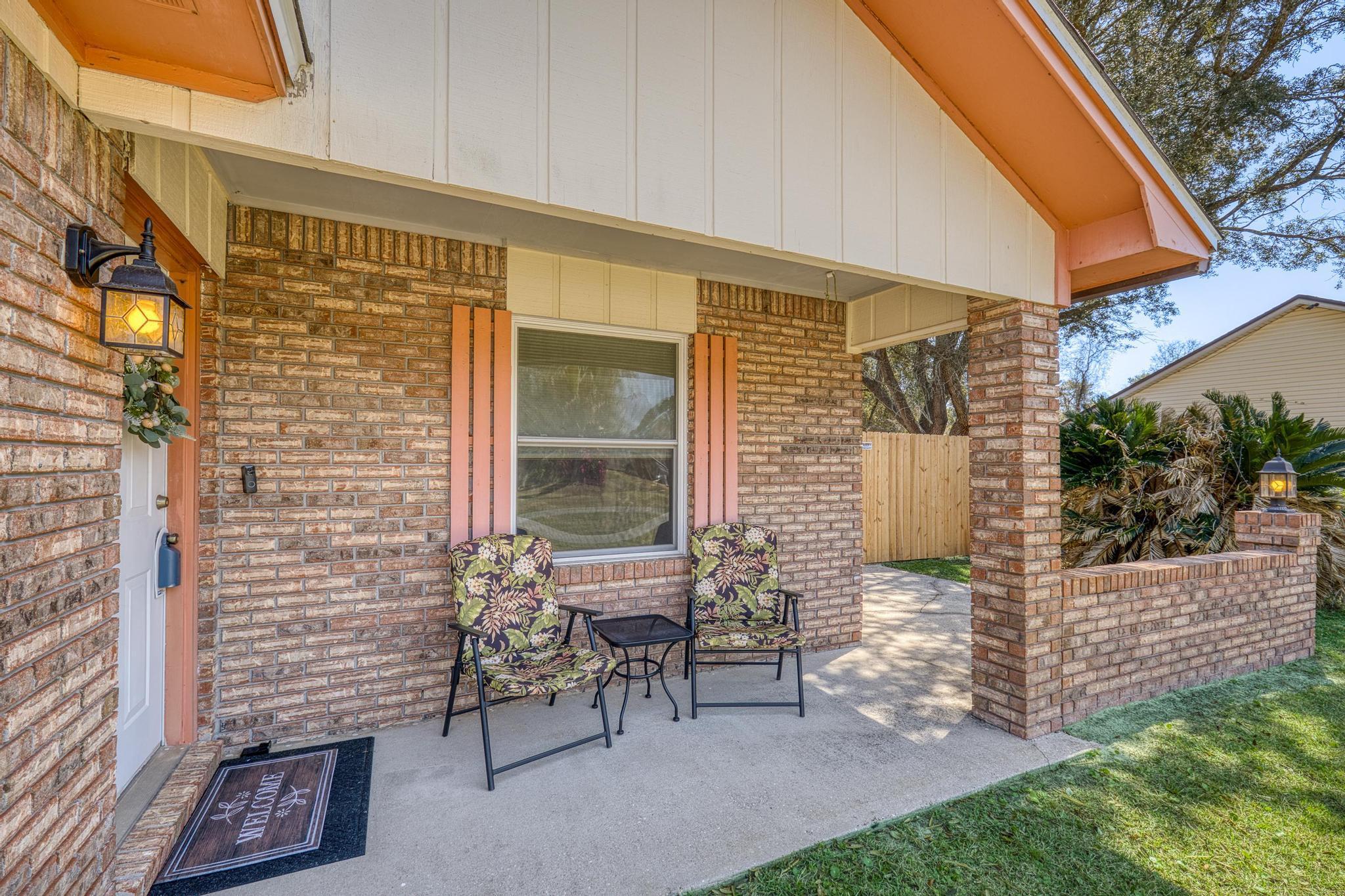 Image 3: Front of Home Close 3