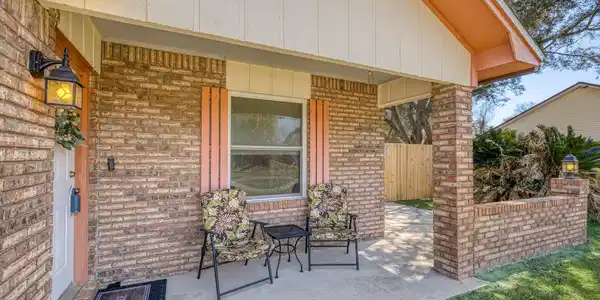 Image 3: Front of Home Close 3