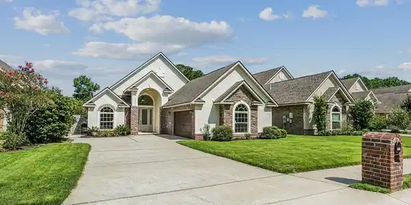5347 Woodlake