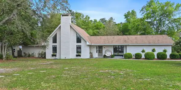 89 W Country Club Drive