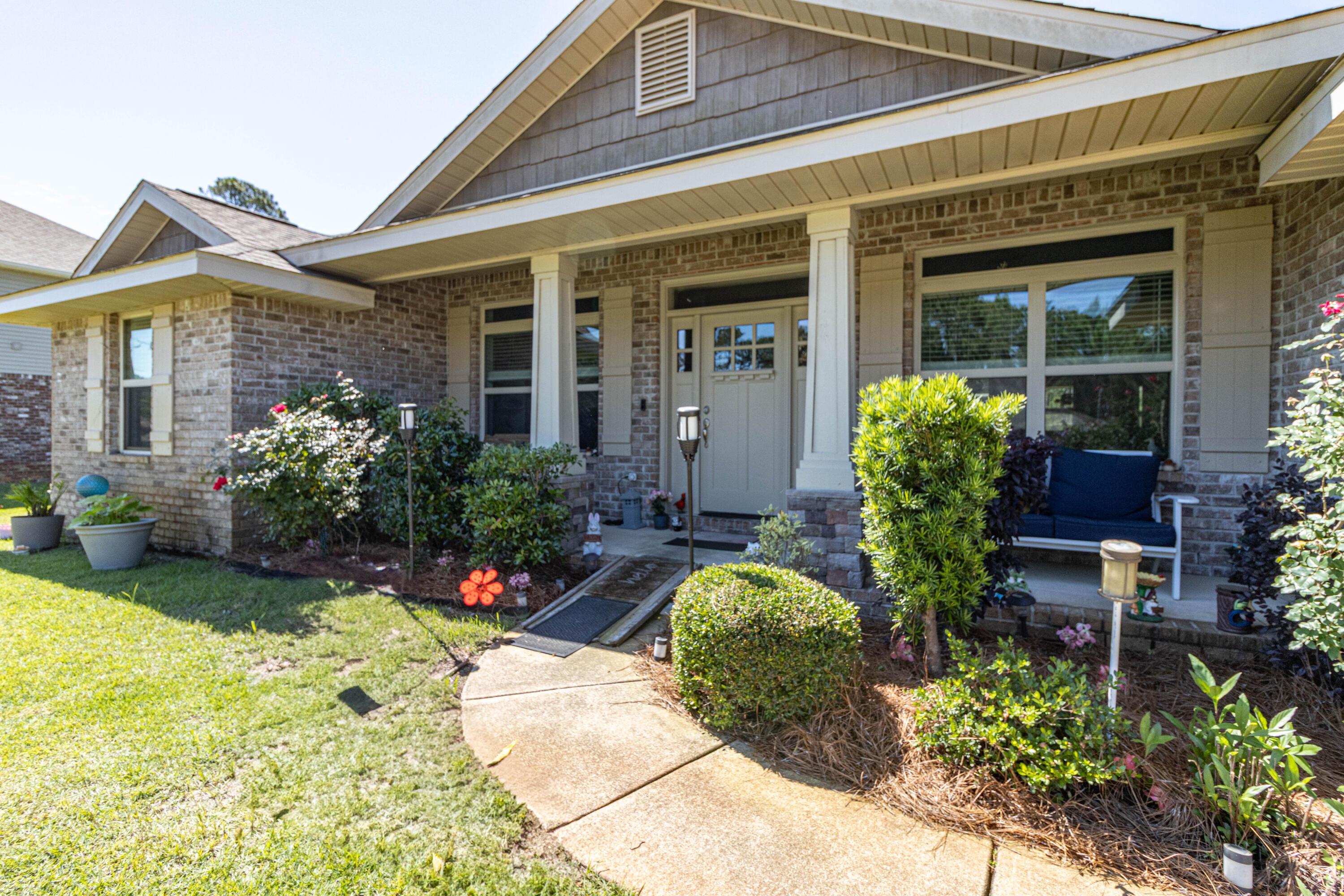 Image 2: 6739frontyard