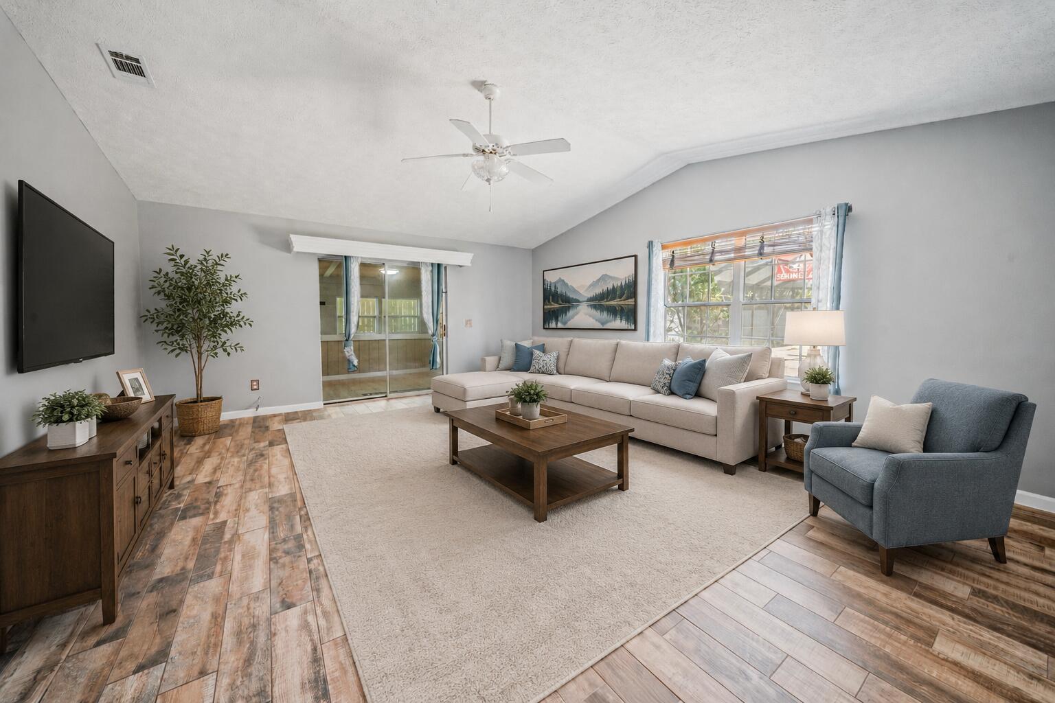 Image 3: Living area
