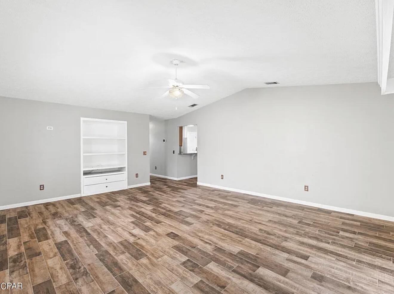 Image 4: Living area