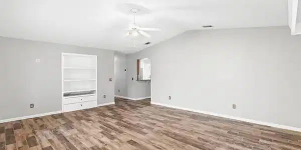 Image 4: Living area
