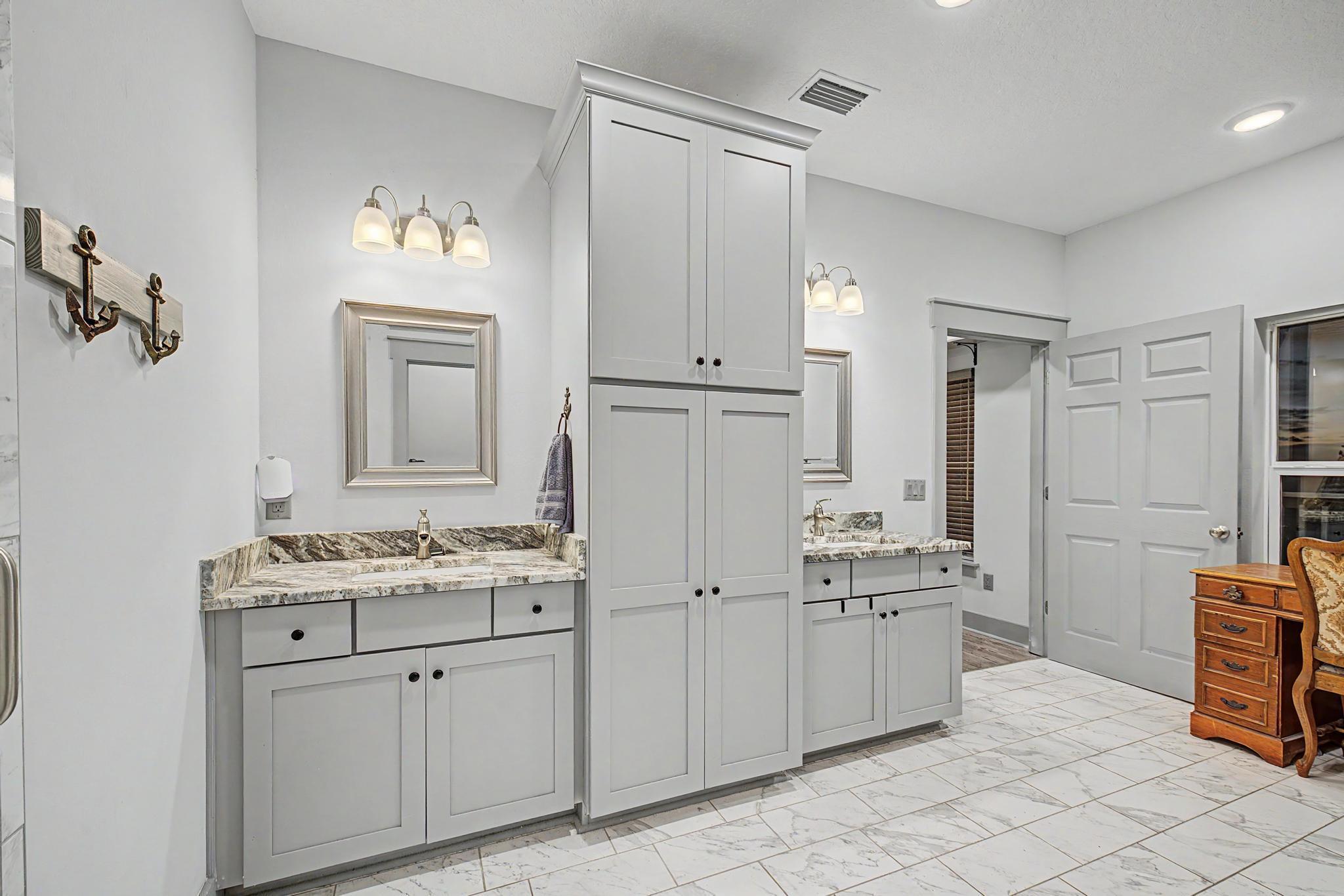 Image 3: Primary bathroom