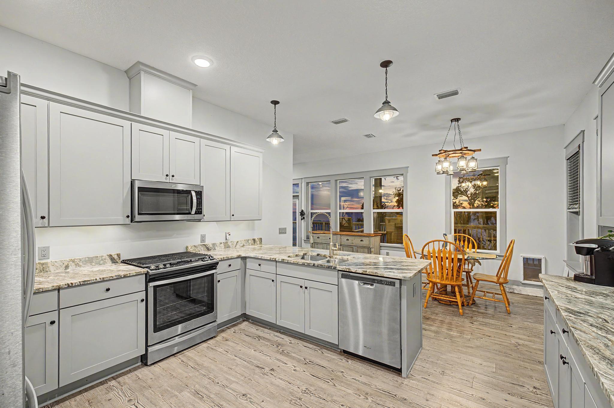 Image 4: Kitchen