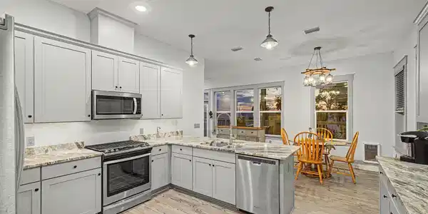 Image 4: Kitchen