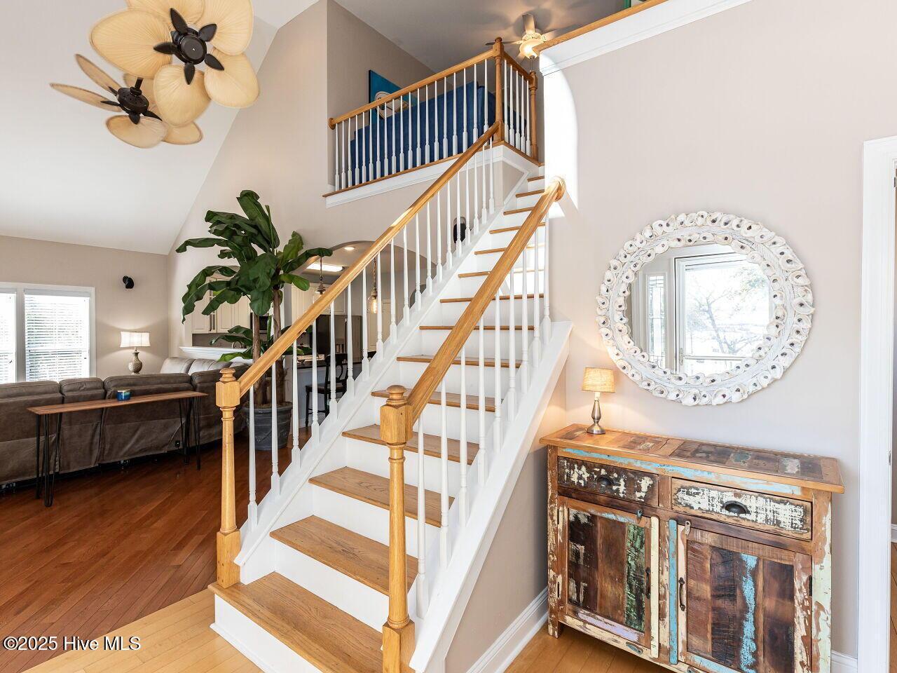 Image 3: 004-1280x960-foyer-entry