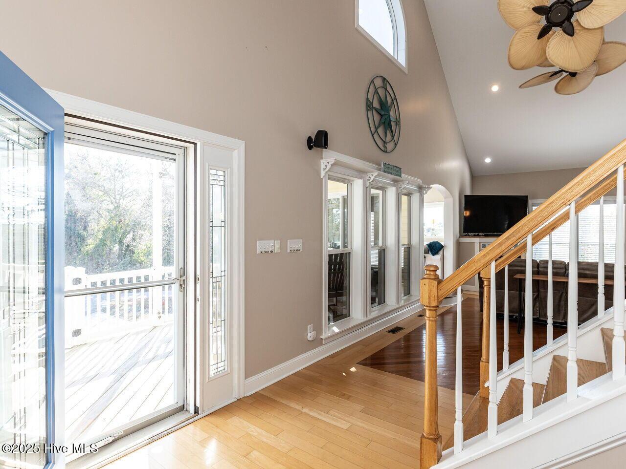 Image 4: 005-1280x960-foyer-entry