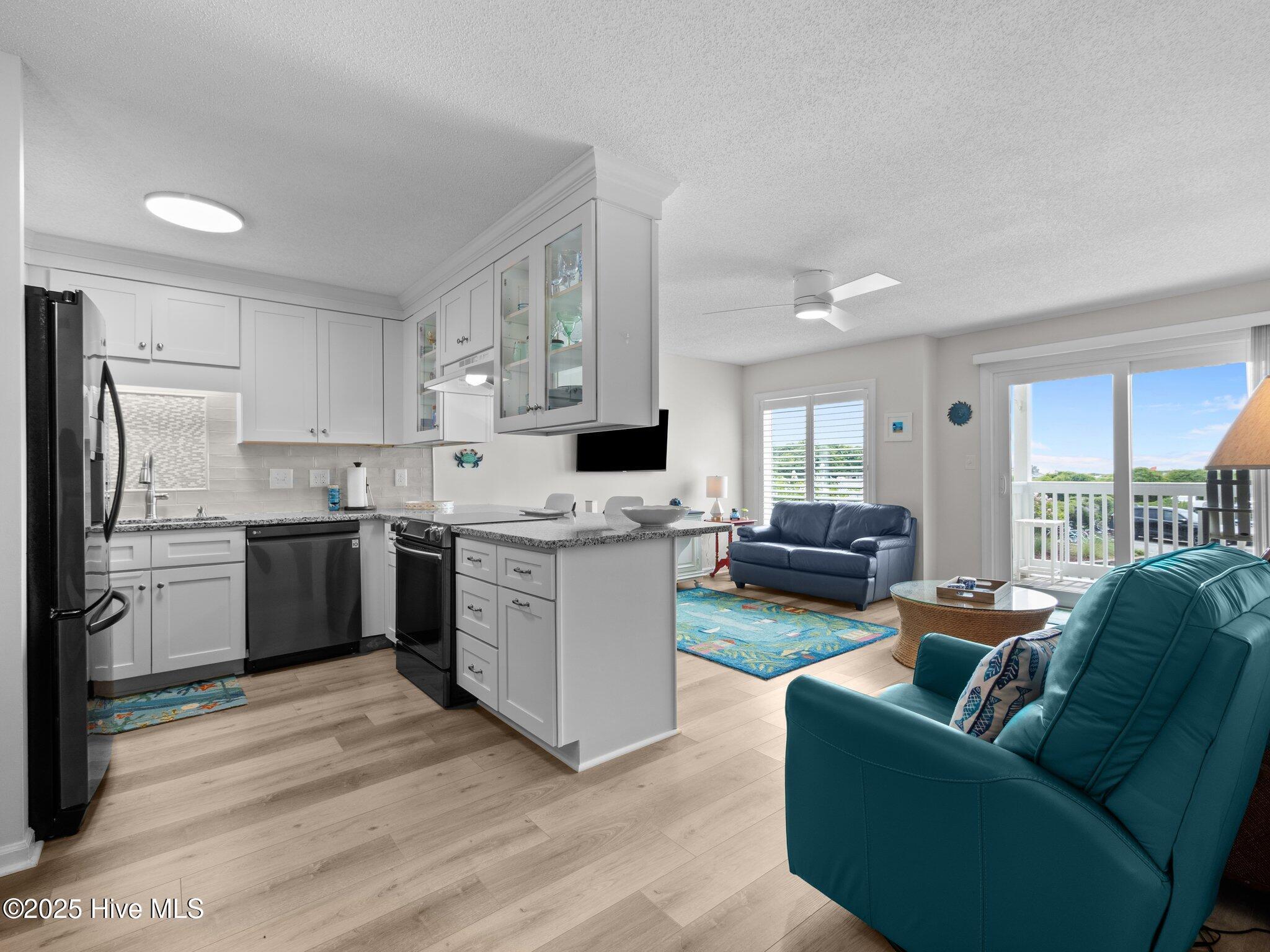 Image 3: Kitchen.living view