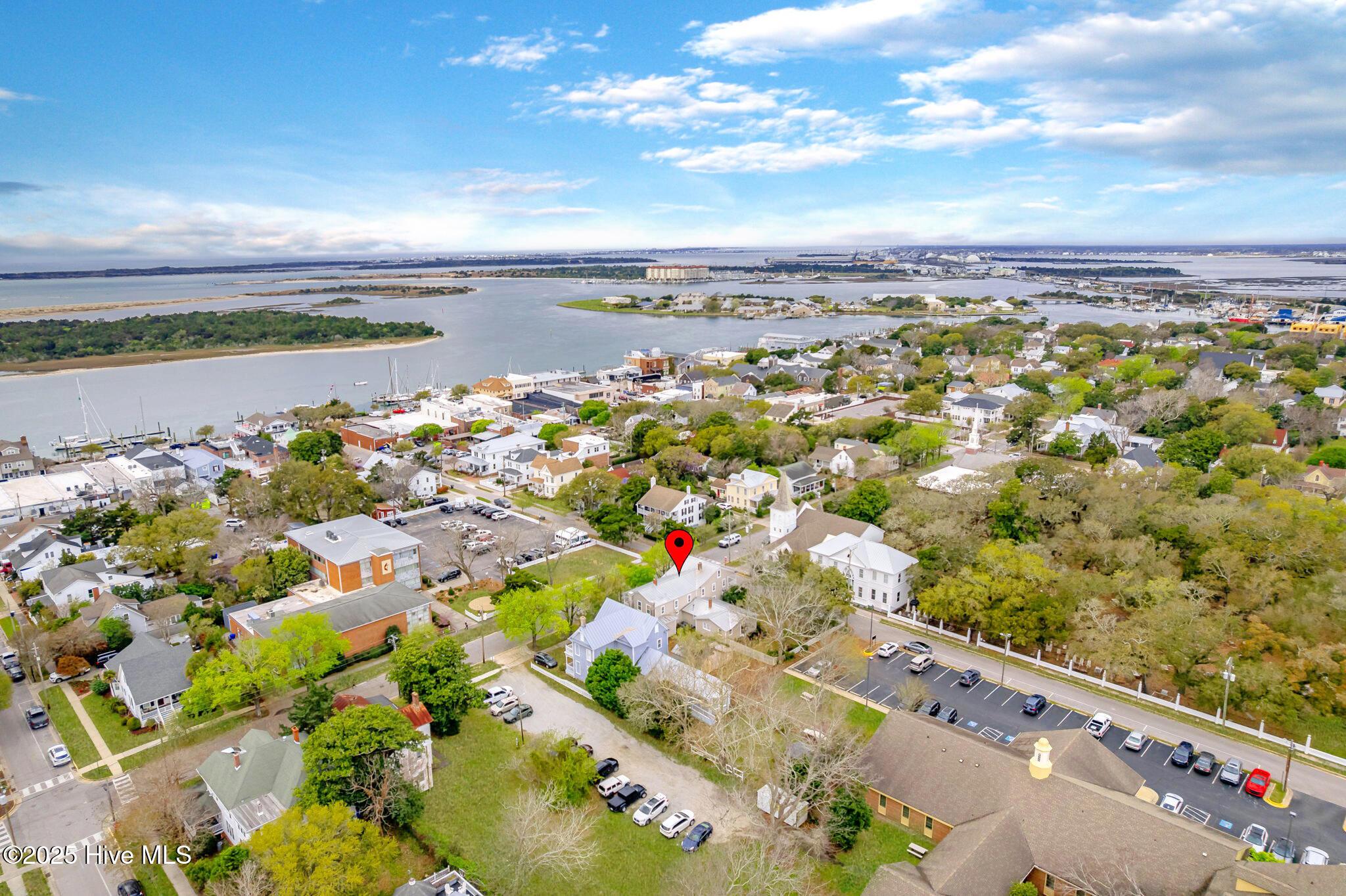 Image 2: Downtown Beaufort home
