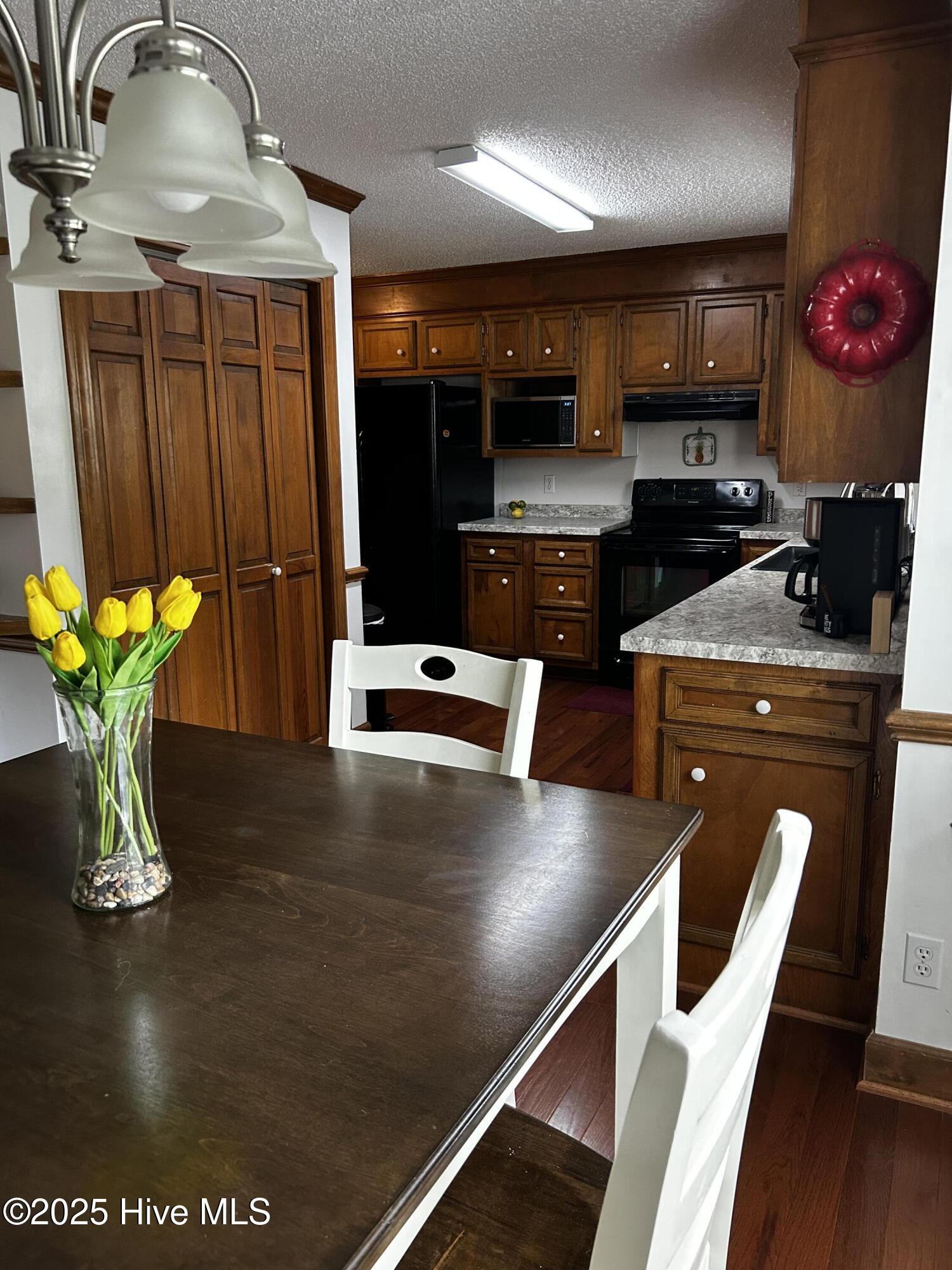 Image 4: Kitchen View 2