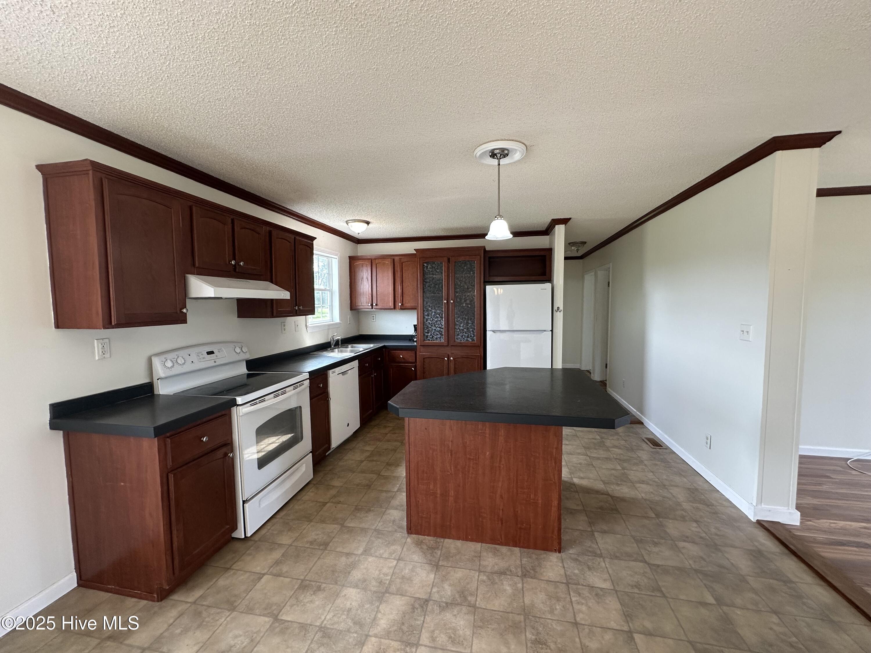Image 3: Kitchen