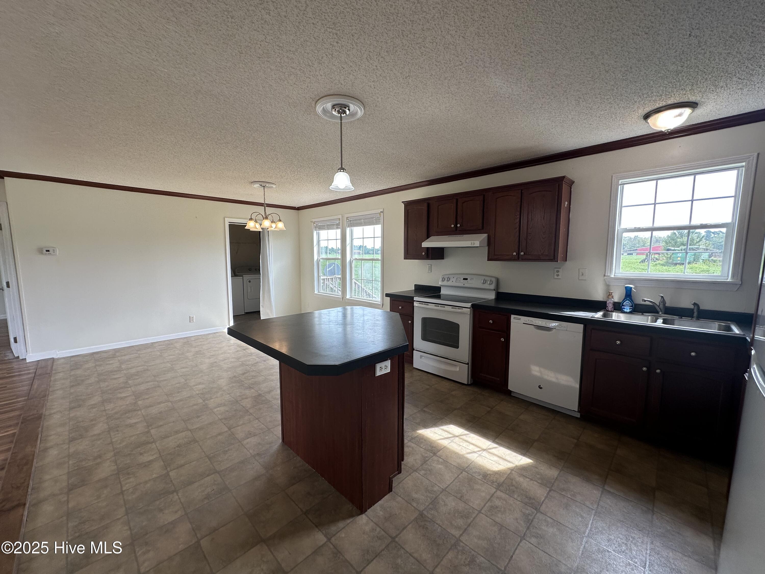 Image 4: Kitchen