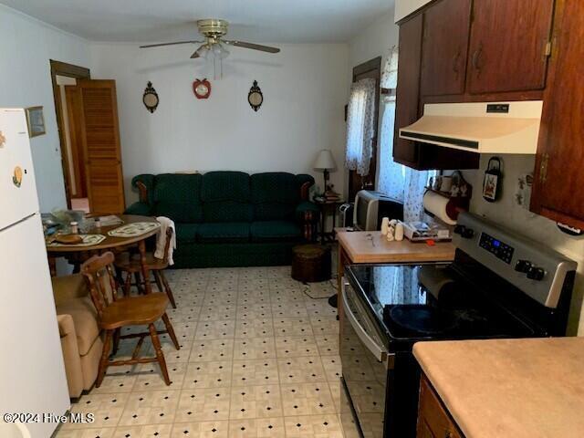 Image 4: KITCHEN-