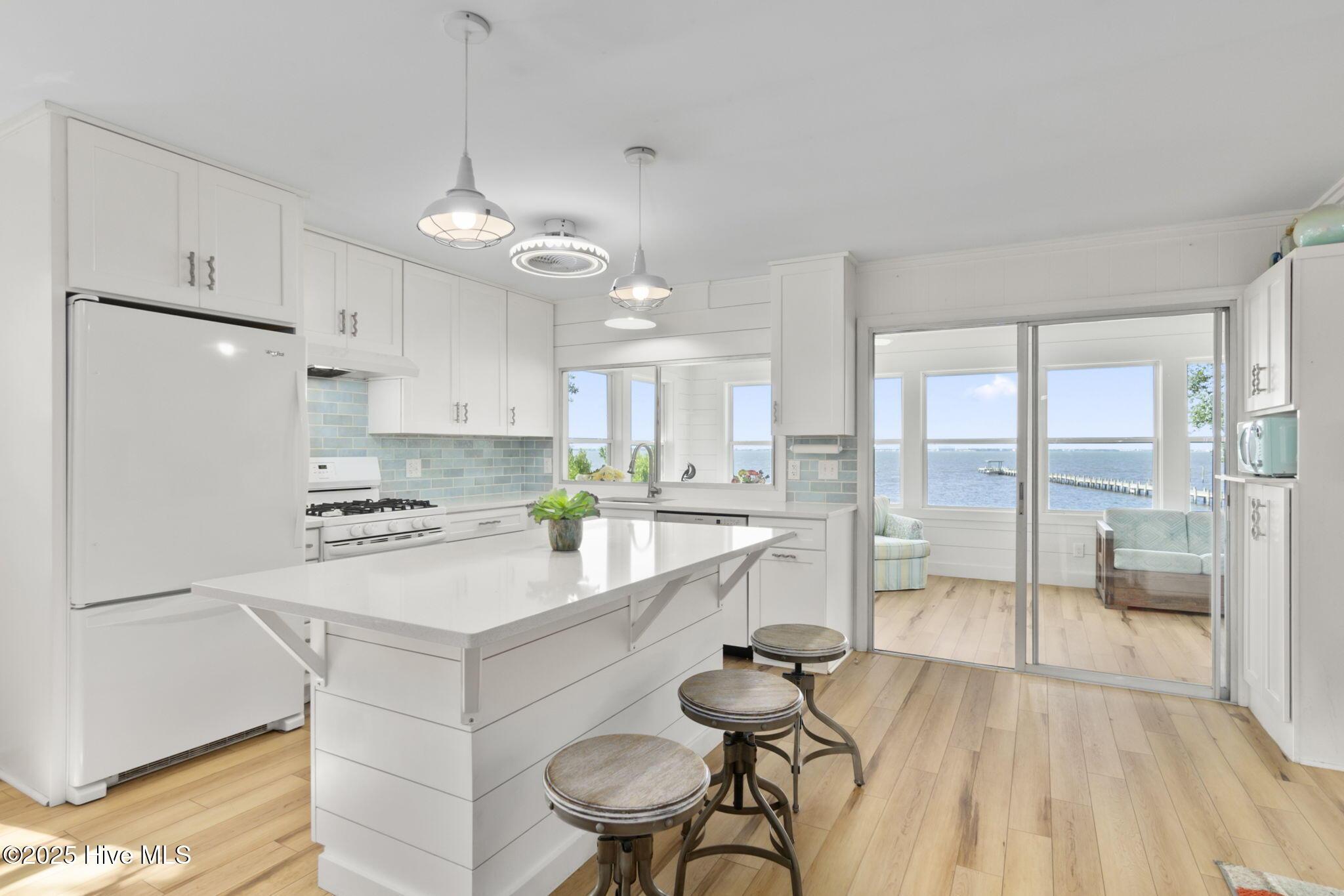 Image 1: Kitchen with snack bar