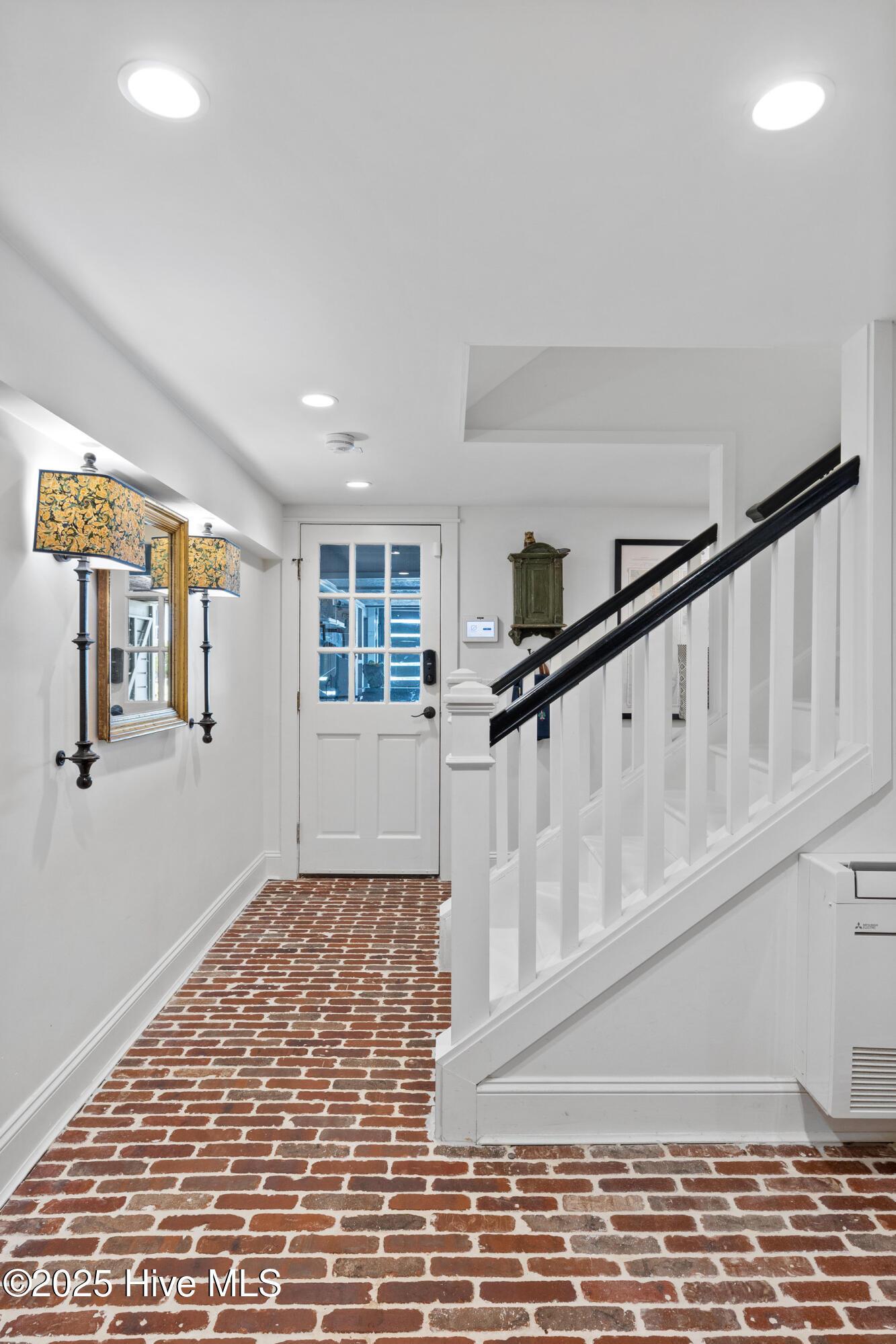 Image 4: Ground Floor Entry