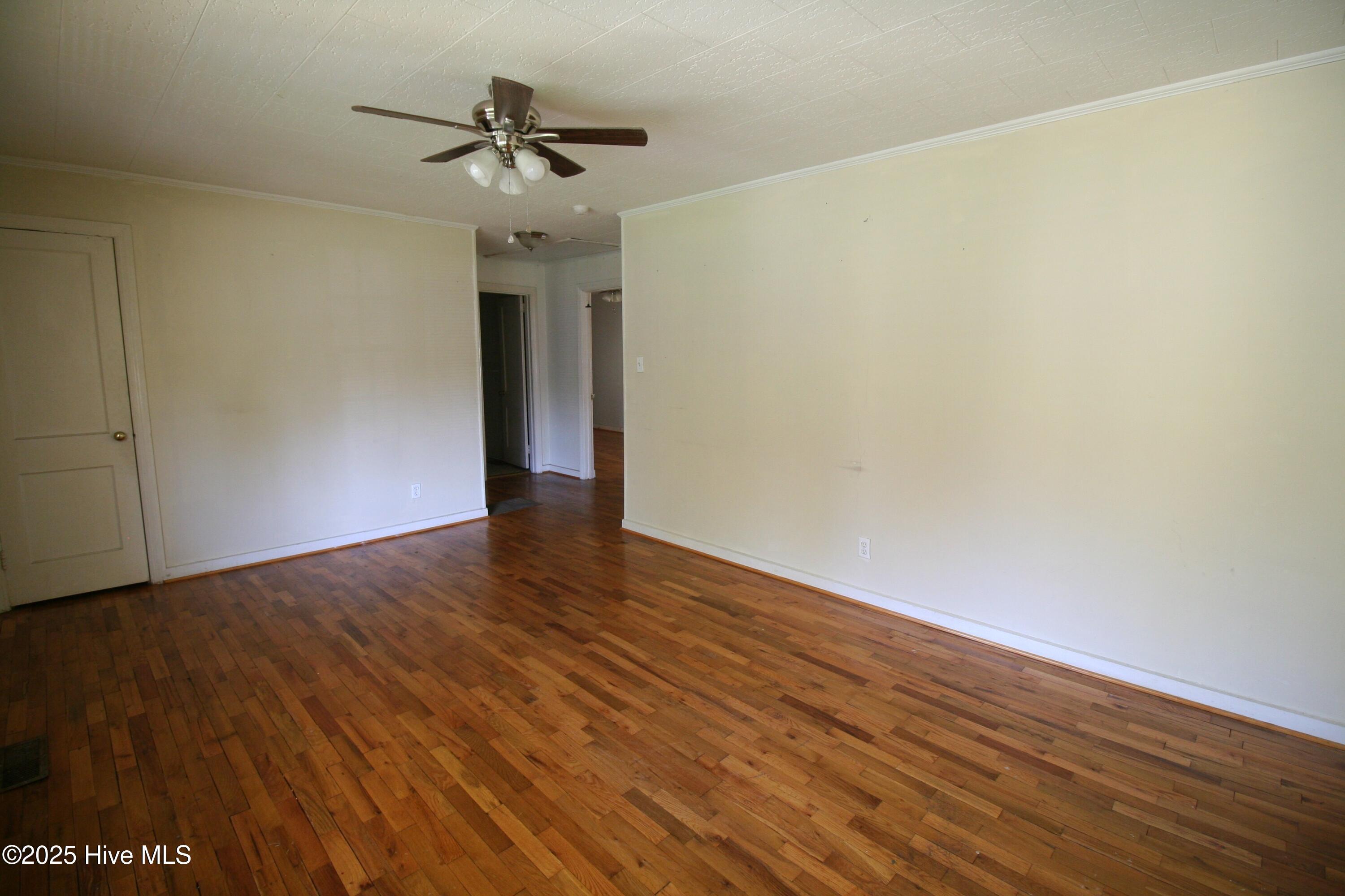 Image 3: Large Living Room