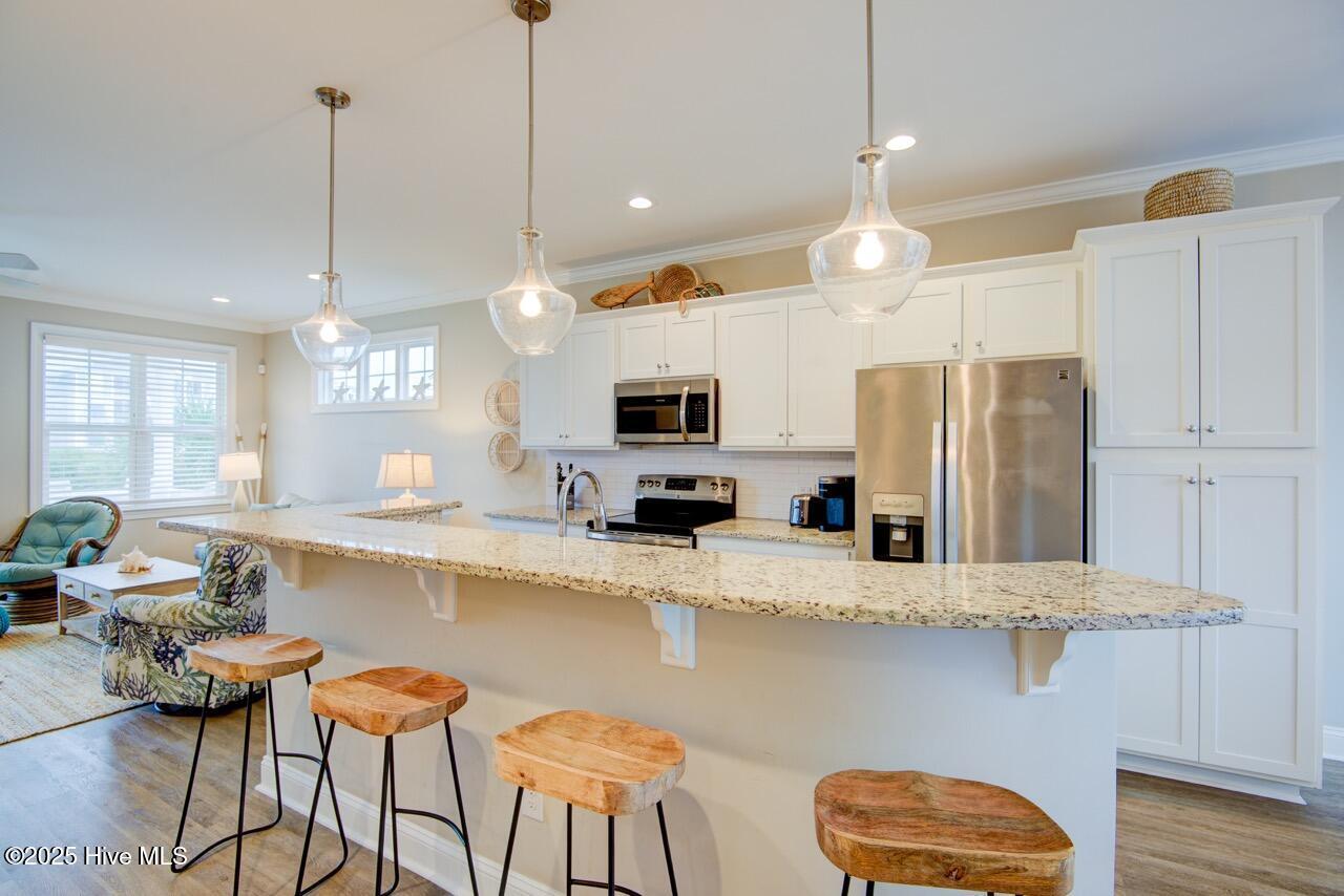 Image 4: Kitchen