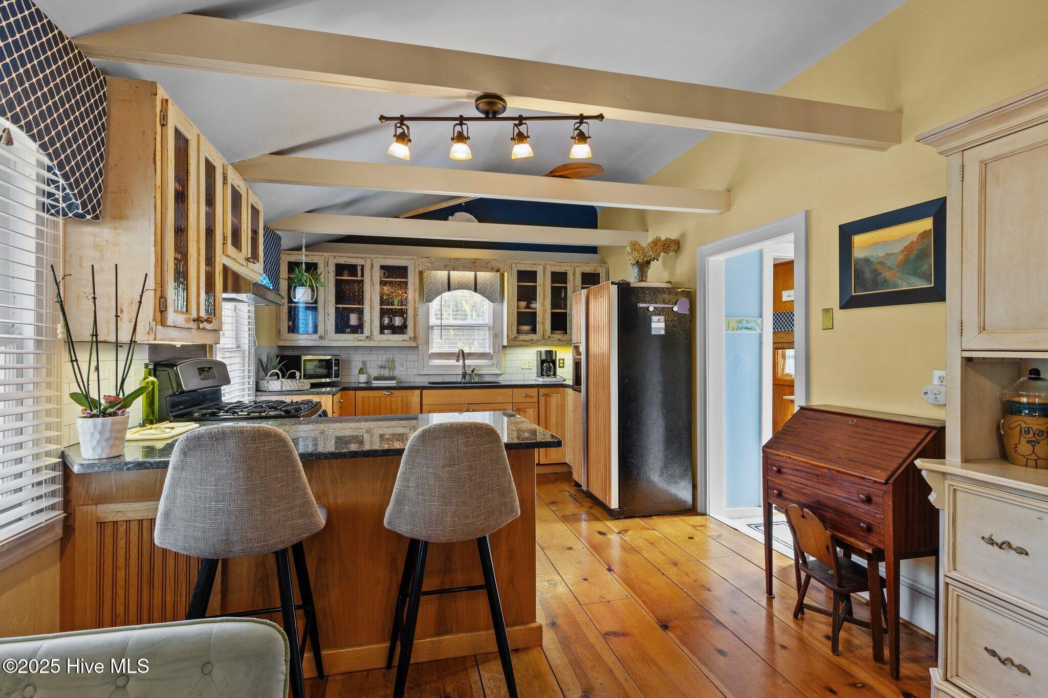 Image 4: Gorgeous open kitchen