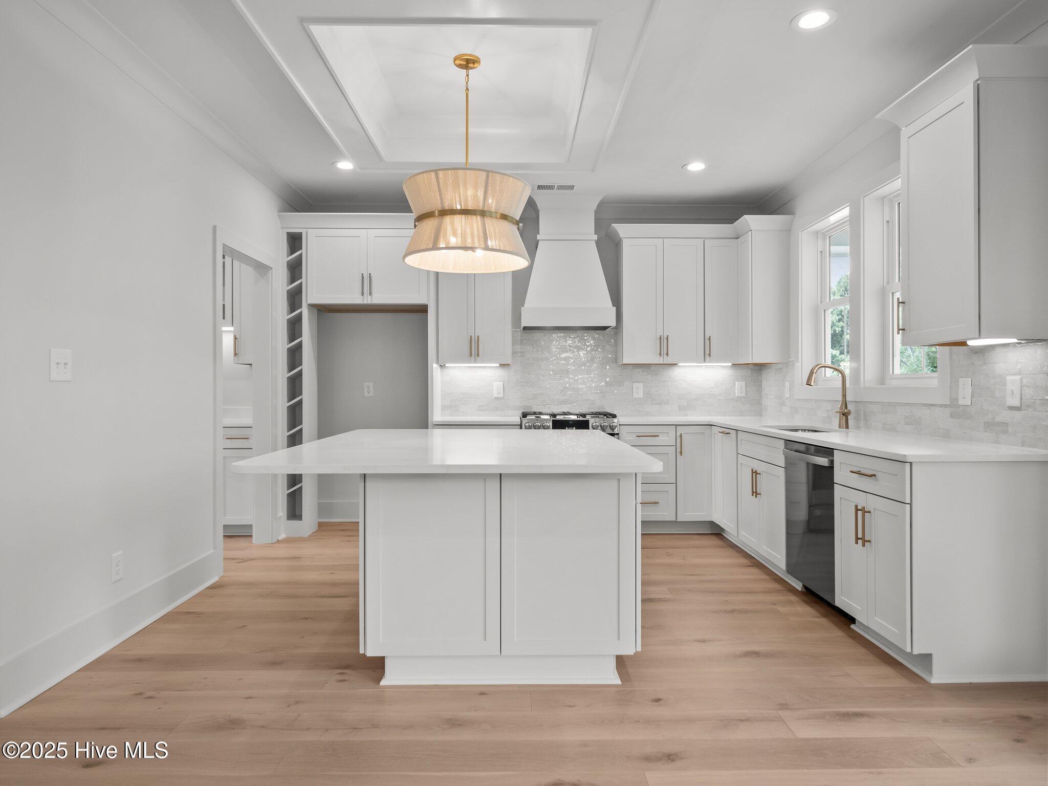 Image 3: Kitchen