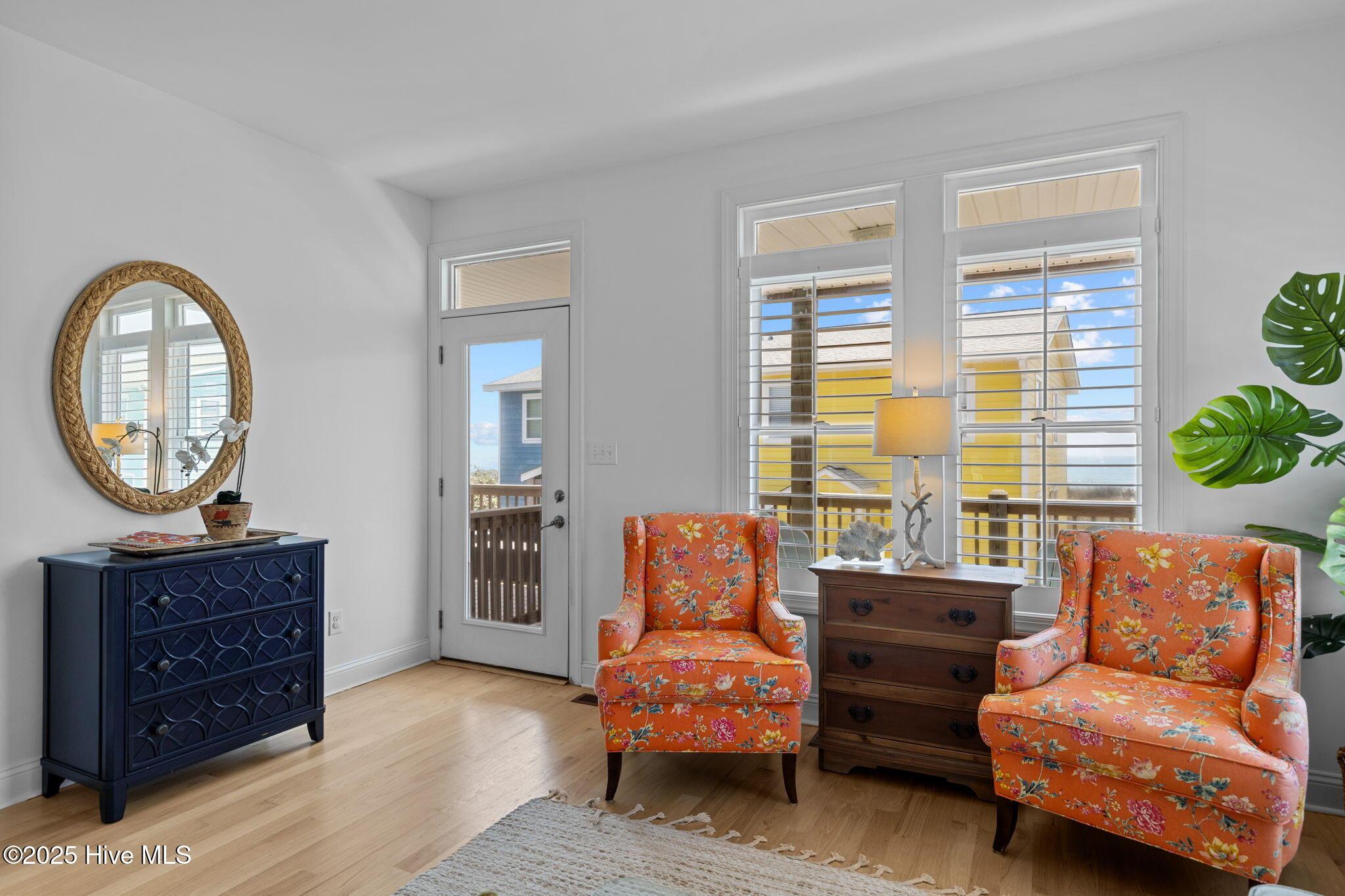 Image 3: 3rd floor entry from Oceanside