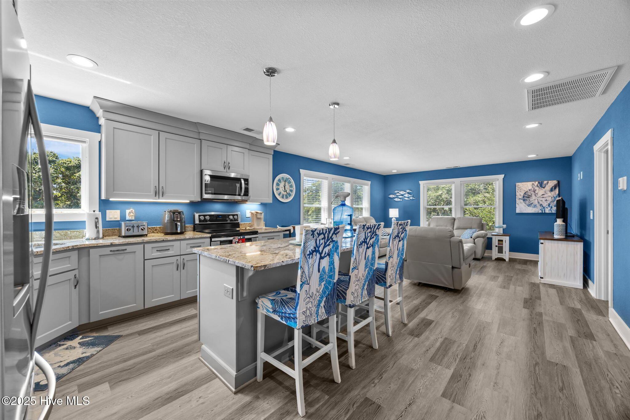 Image 3: Large kitchen with island