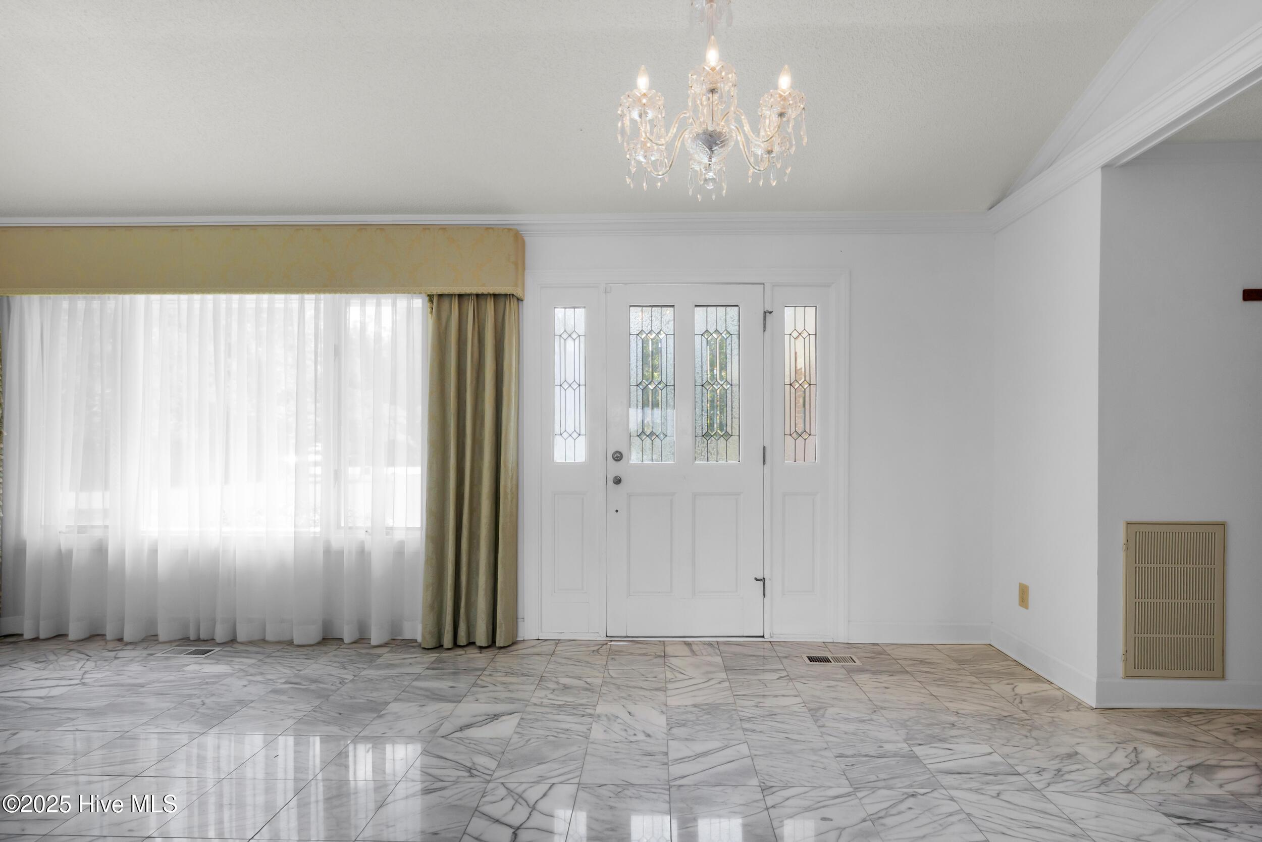 Image 4: Foyer