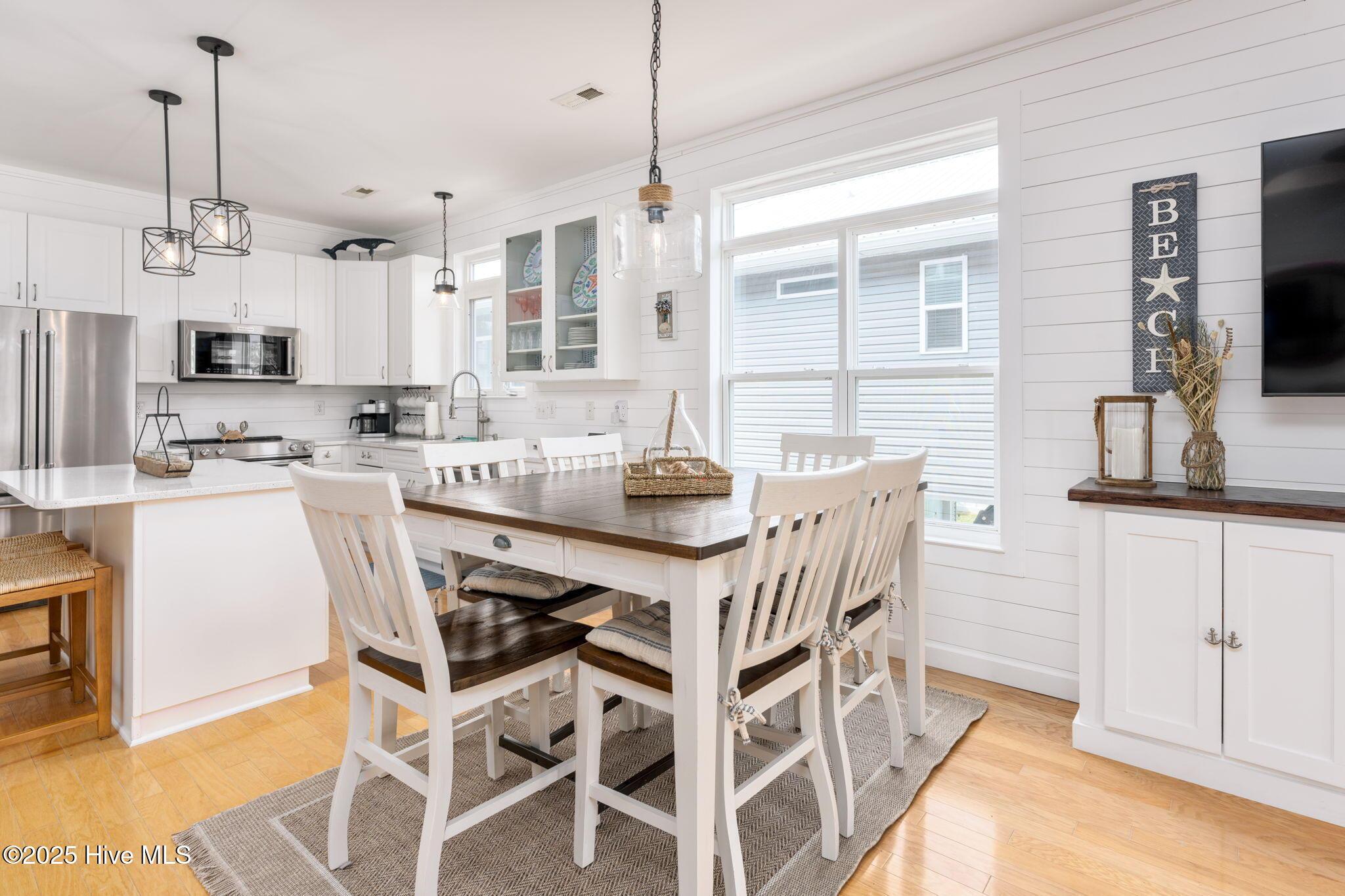 Image 3: dining-area-01a