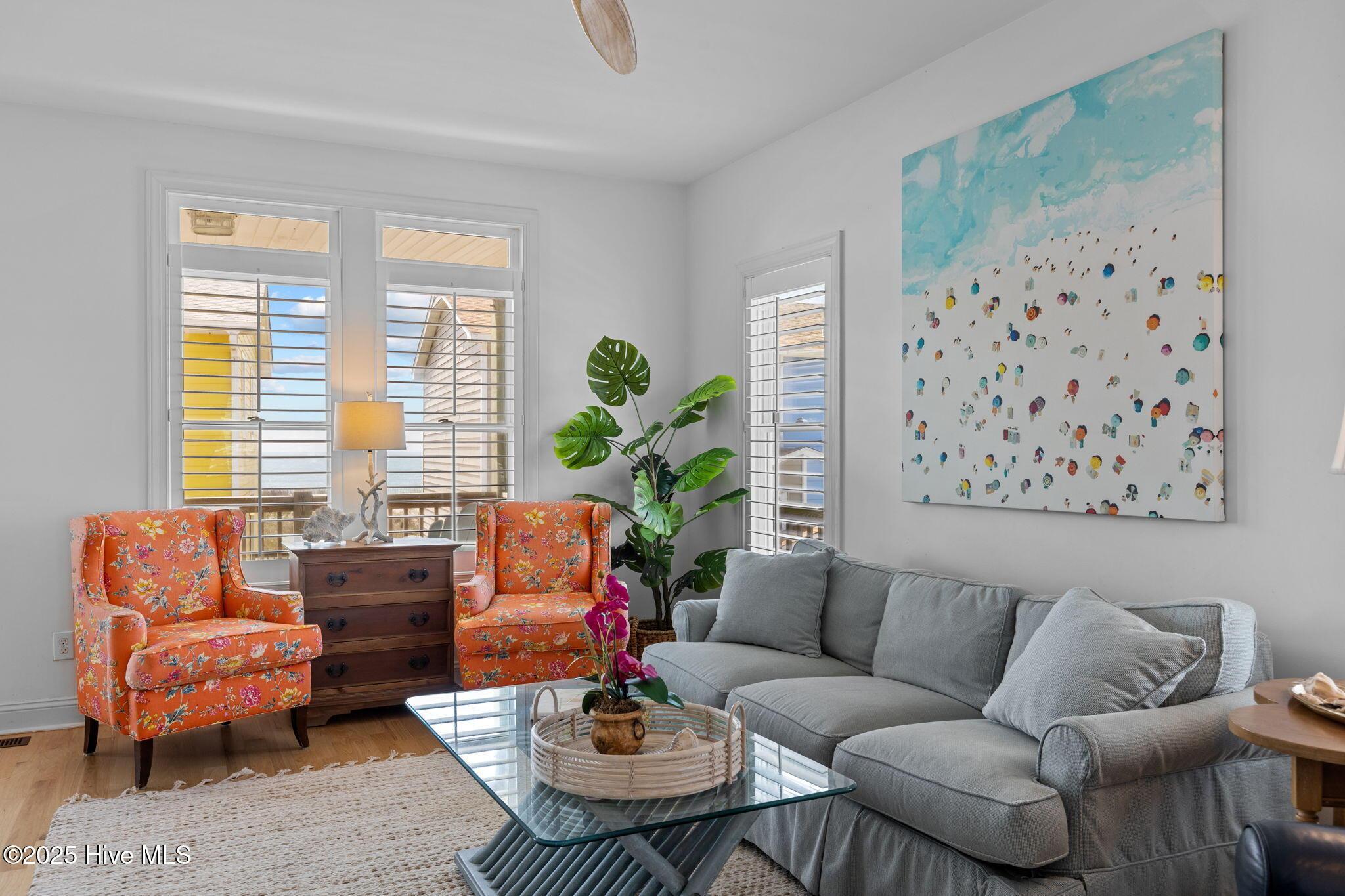 Image 4: Living Room 3rd Floor with Views!
