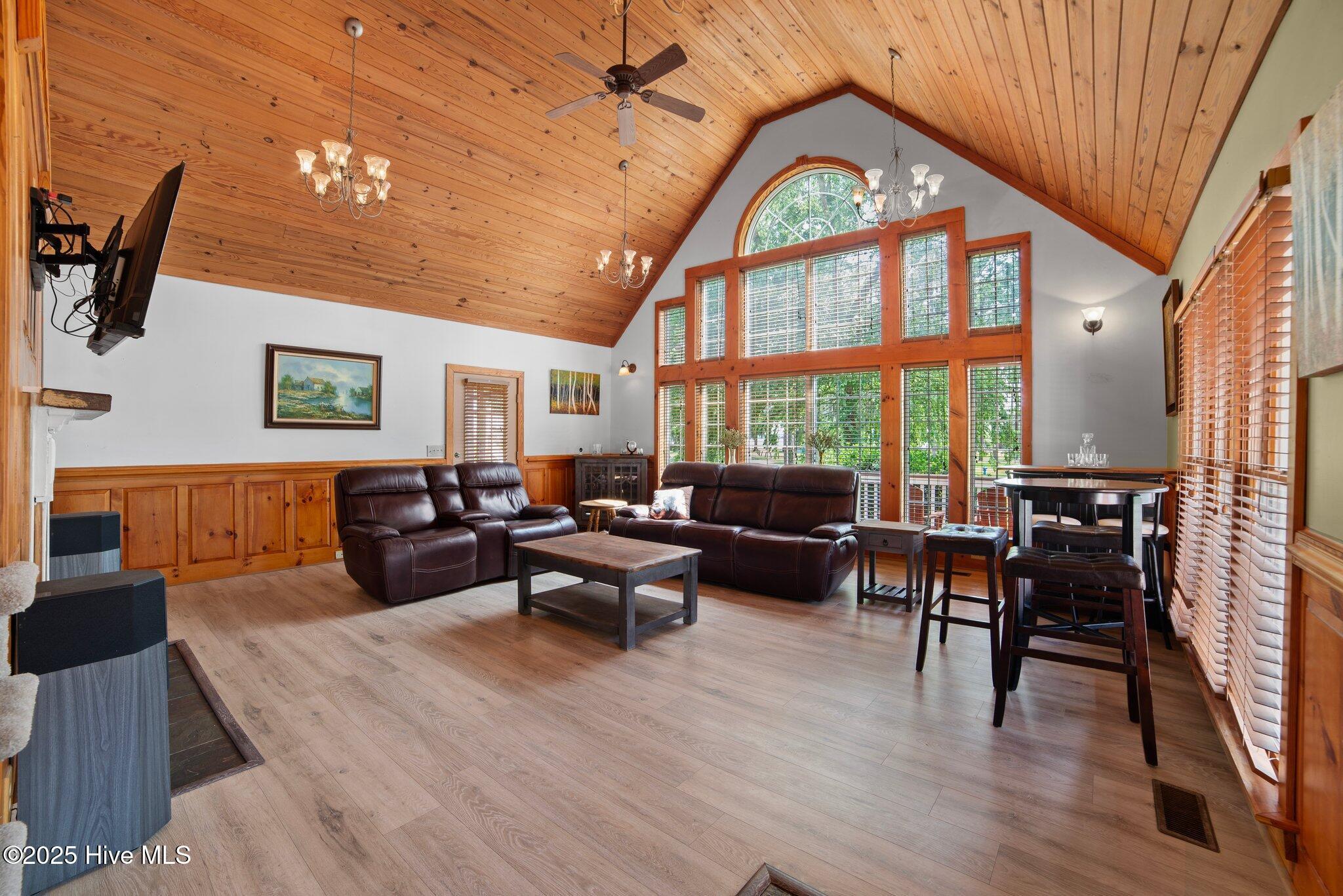 Image 2: livingroom 1