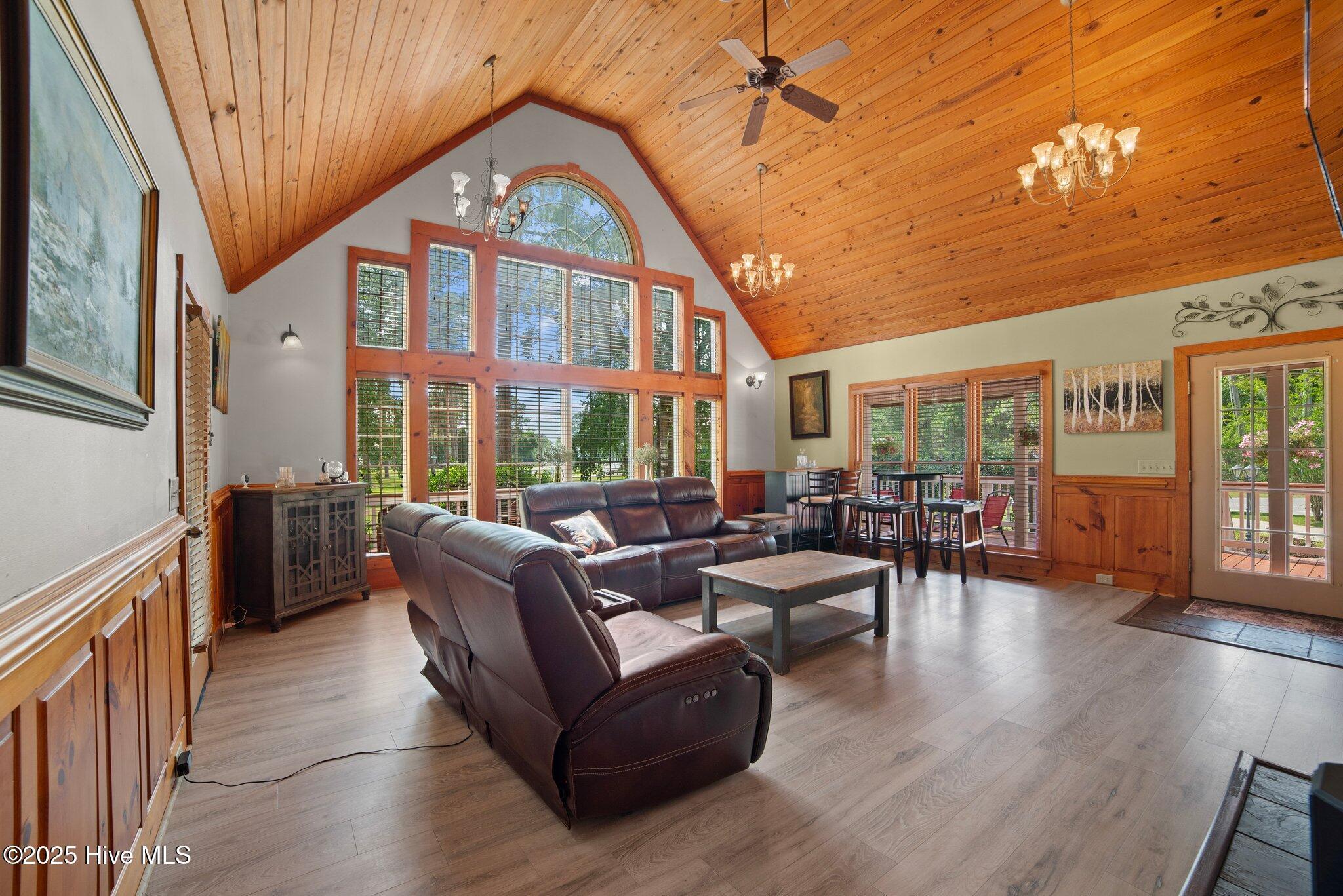 Image 3: livingroom2