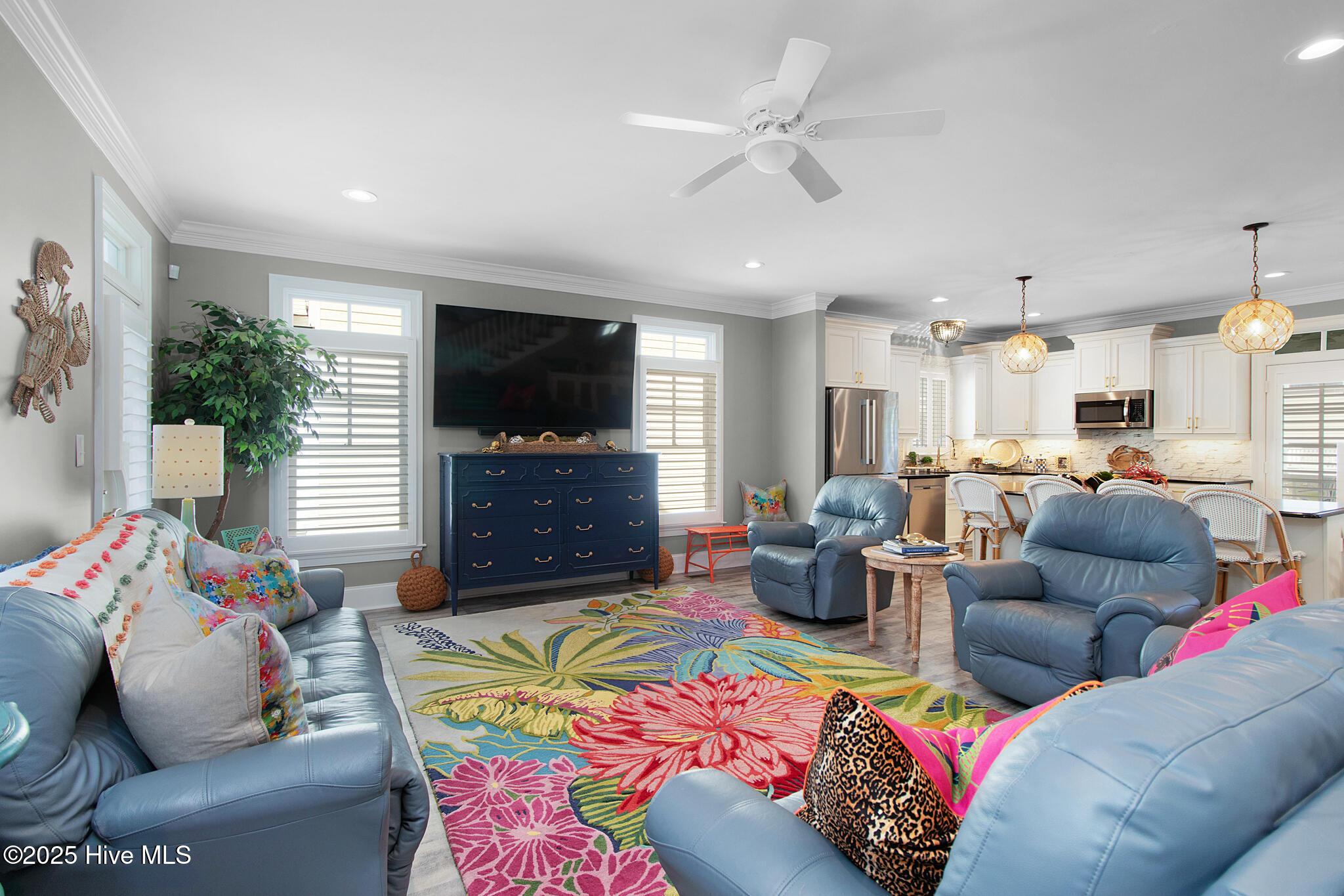 Image 3: Open living space