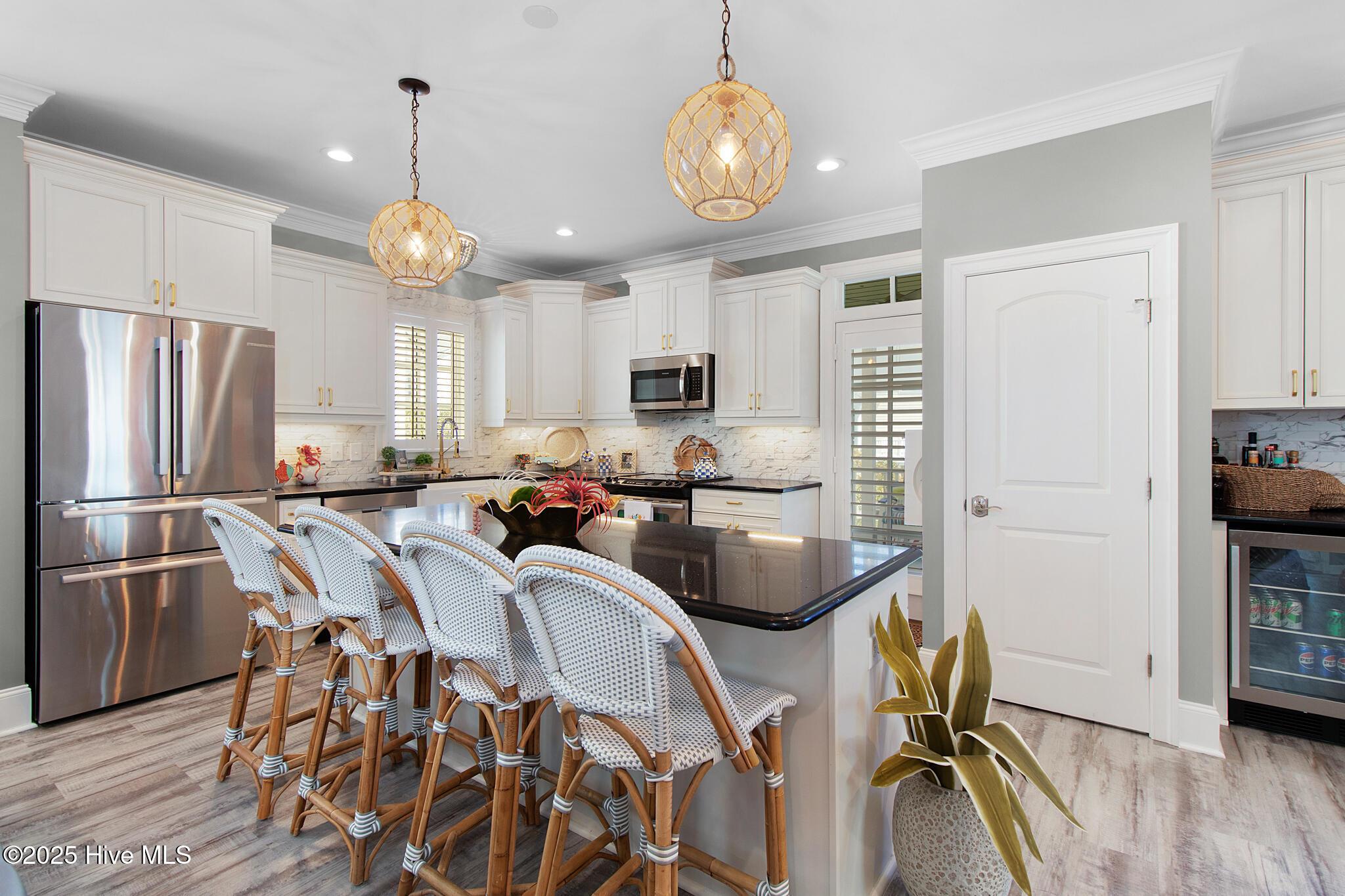 Image 4: Kitchen with island seating