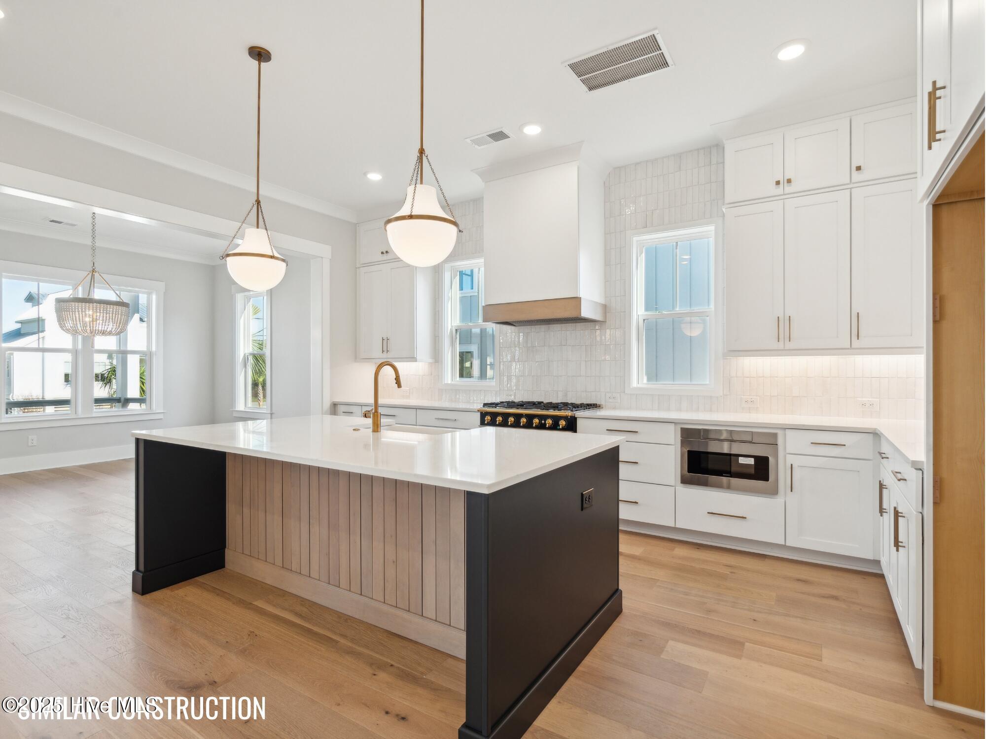Image 2: Similar Kitchen & Dining Area