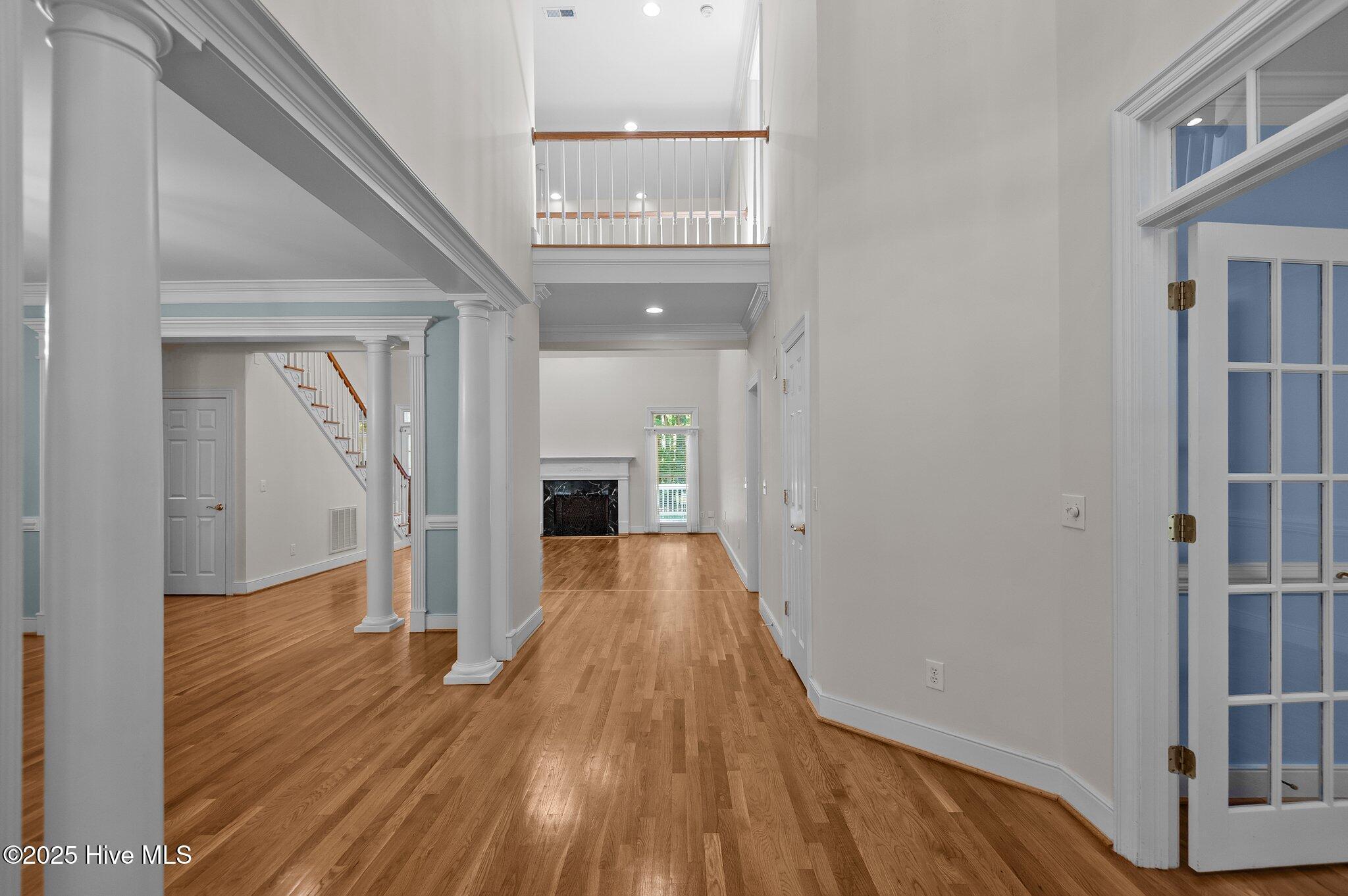 Image 3: Foyer