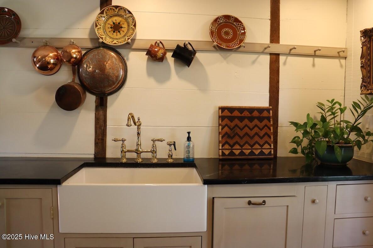 Image 3: farm sink