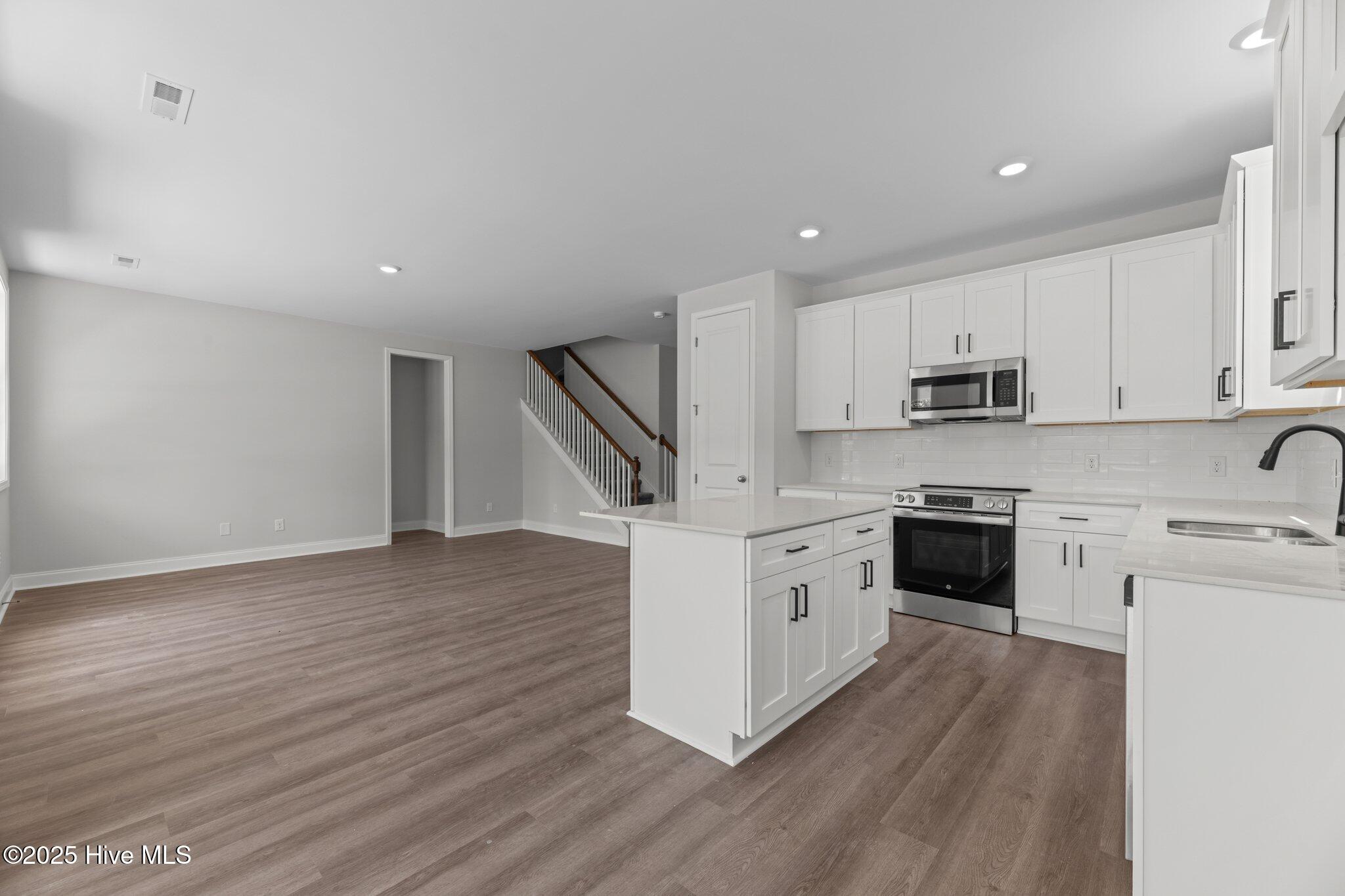 Image 3: 32-web-or-mls-DSC_2712