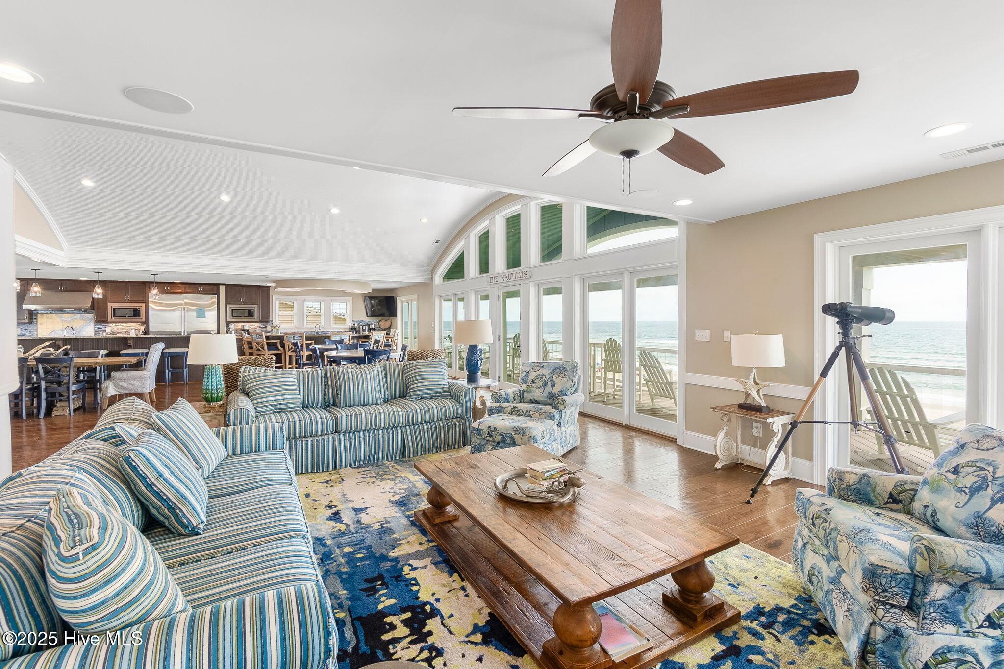 Image 4: Living Room