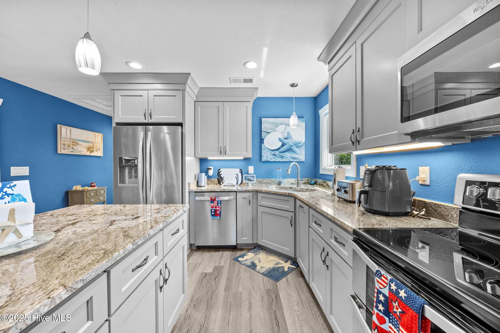 Image 4: Large kitchen with island