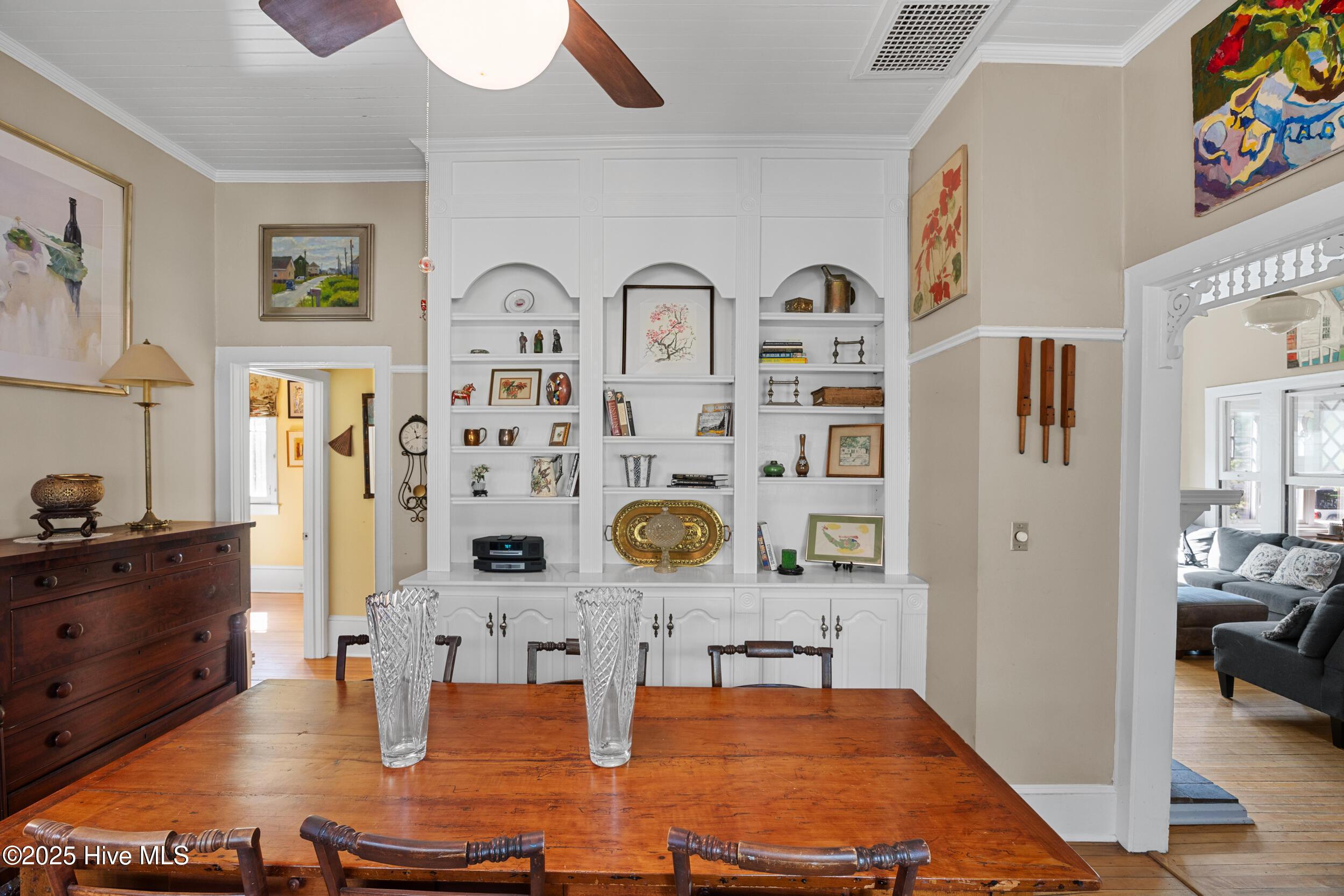 Image 3: 18_dining room