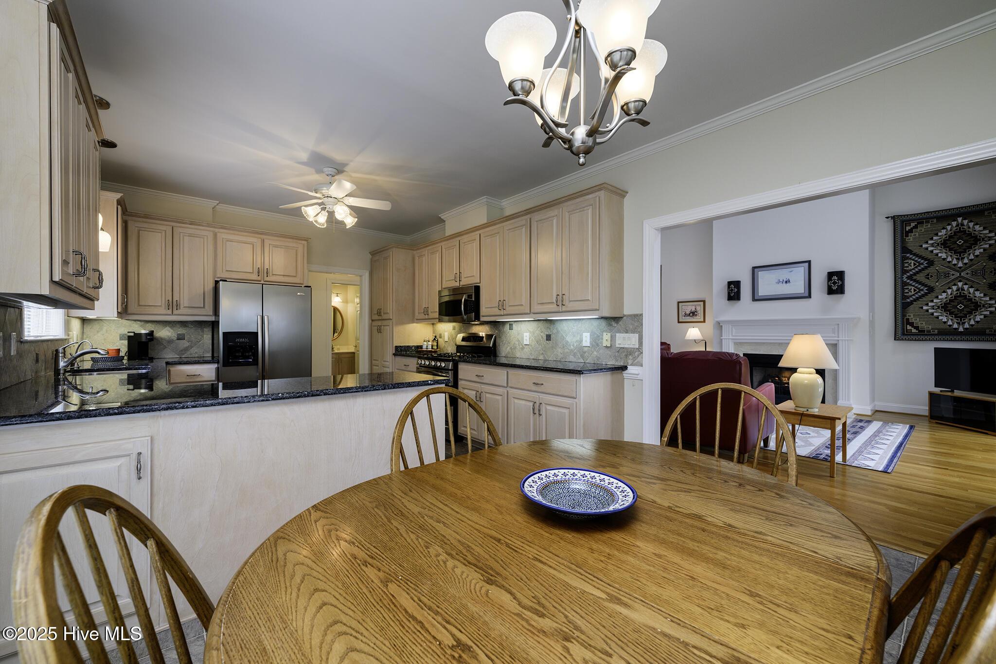 Image 3: Kitchen & Breakfast Nook