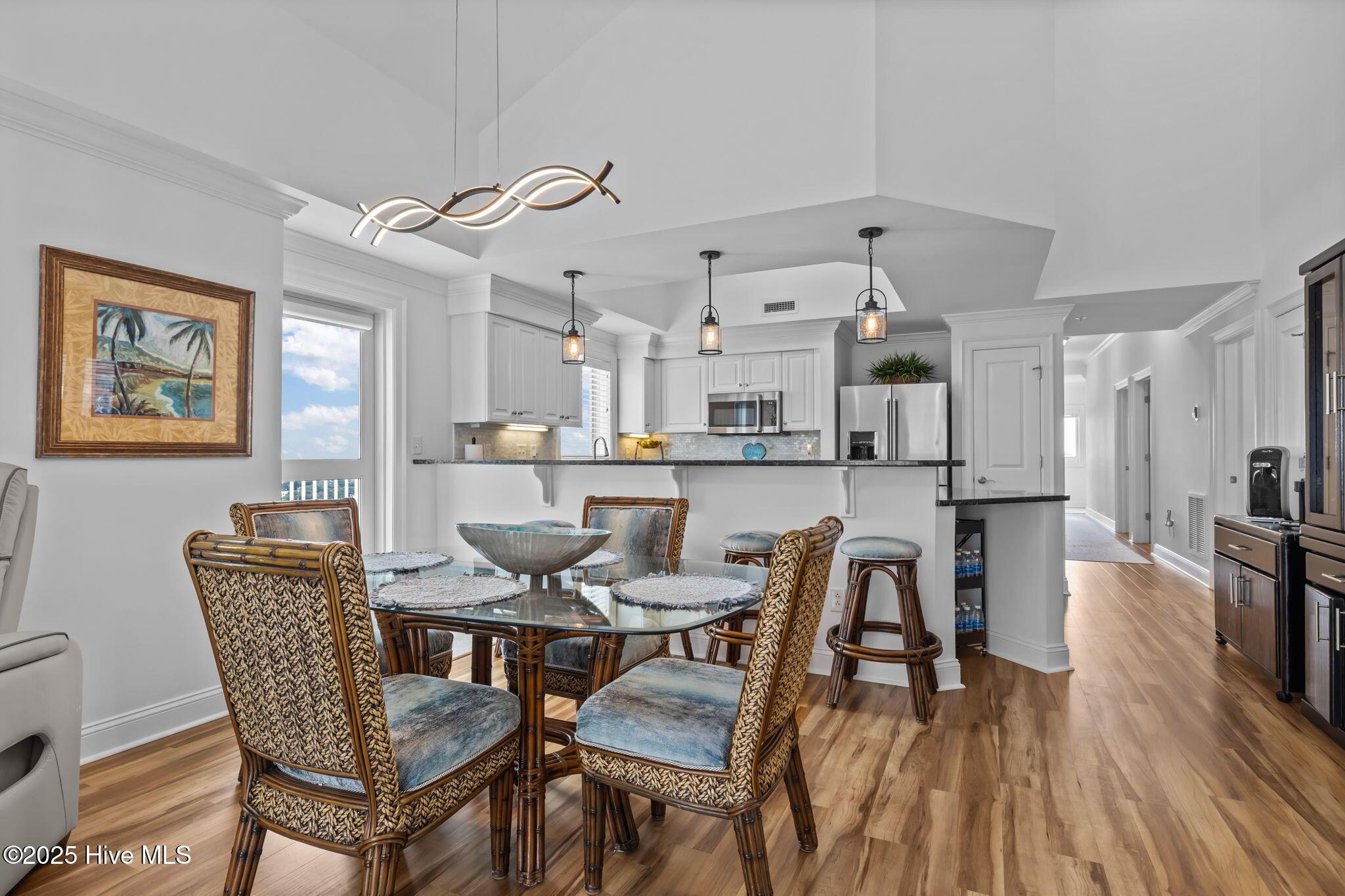Image 4: Main living area