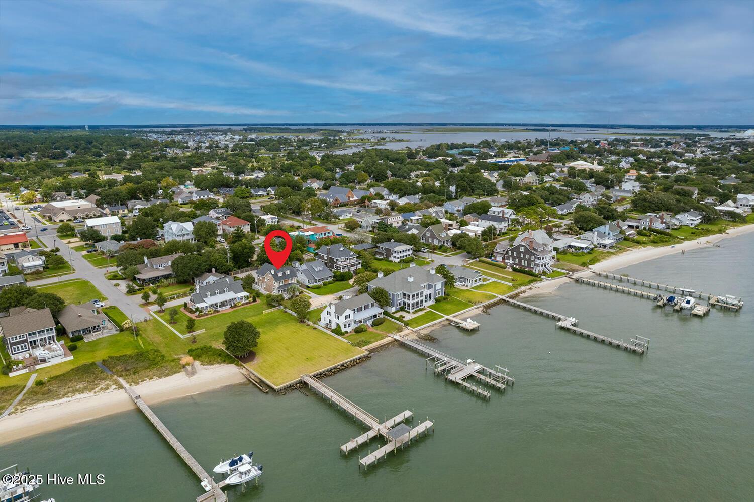 Image 3: Prime location to downtown Morehead City