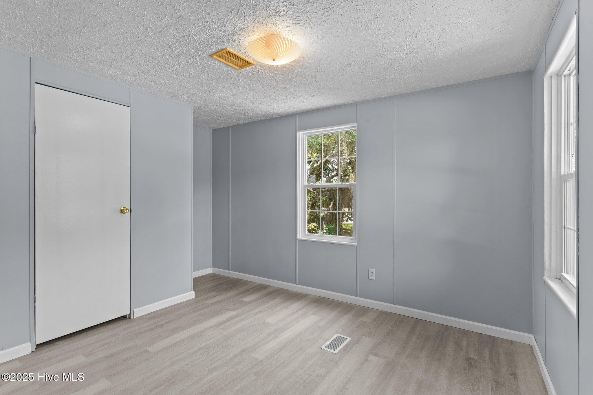Image 4: 3-web-or-mls-BTS04091