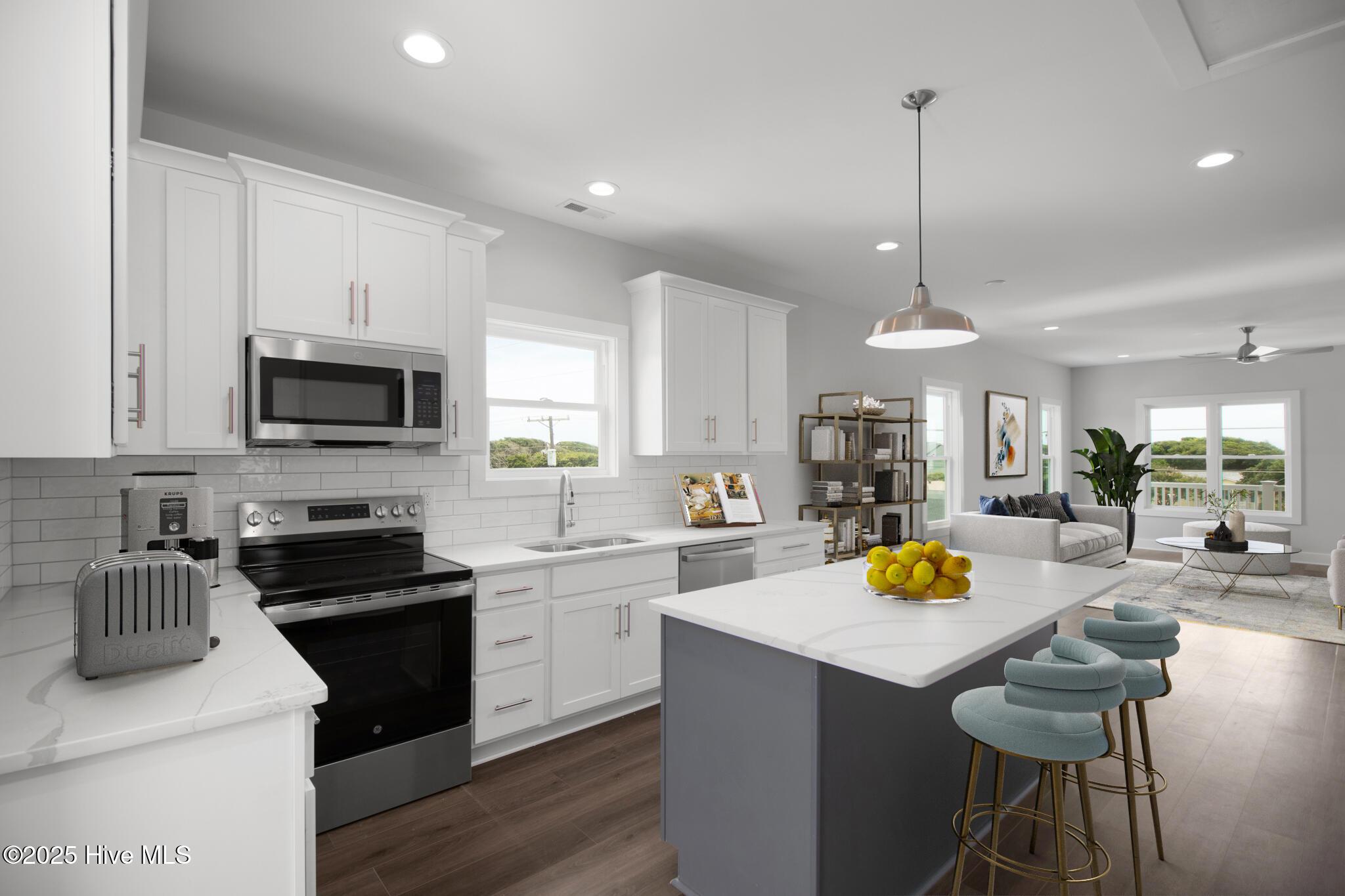 Image 4: Kitchen with quartz counters