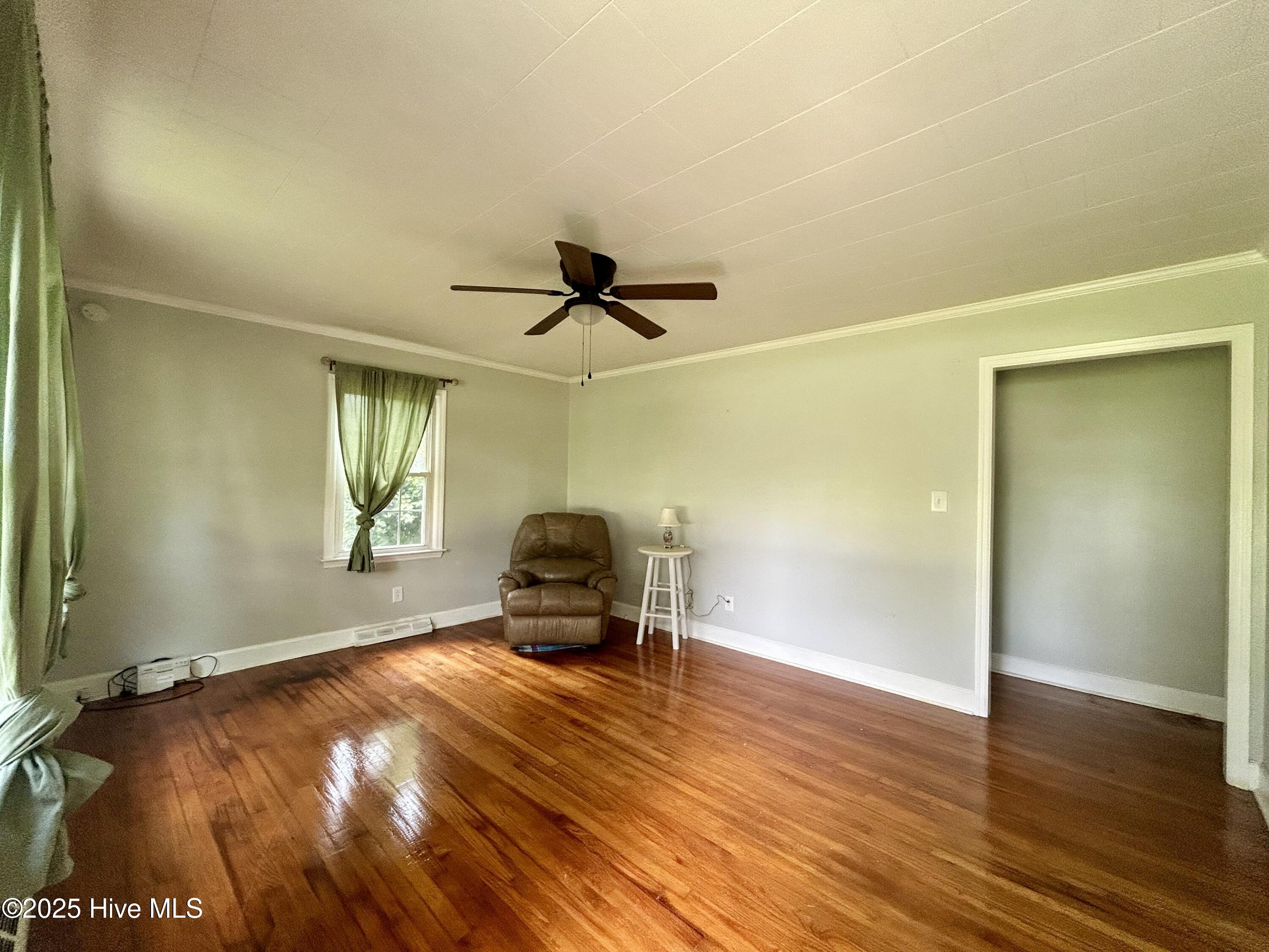 Image 2: Living area